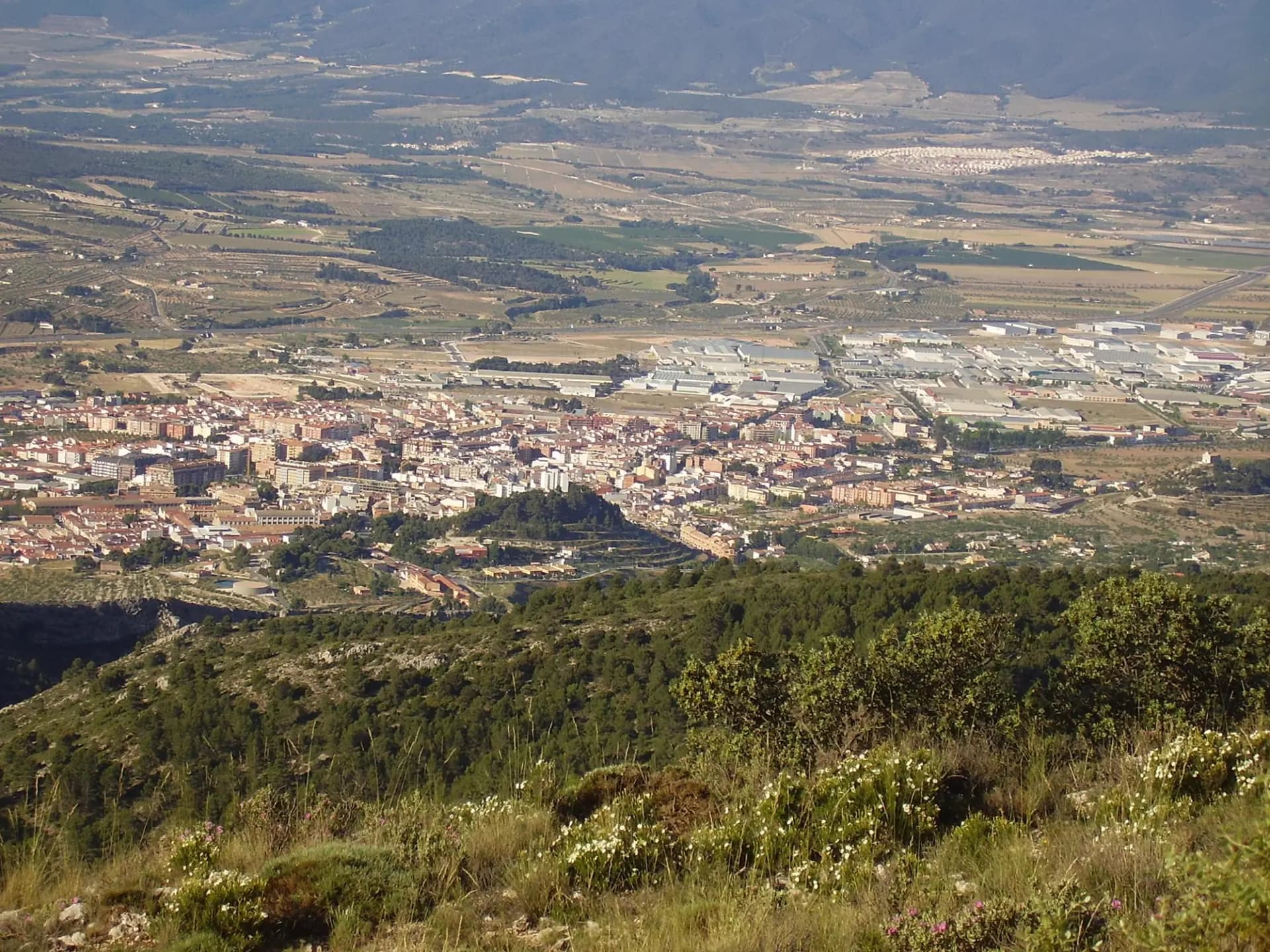 Vista de Ibi desde el monte, con el casco urbano en el valle y las sierras de la Foia de Castalla al fondo