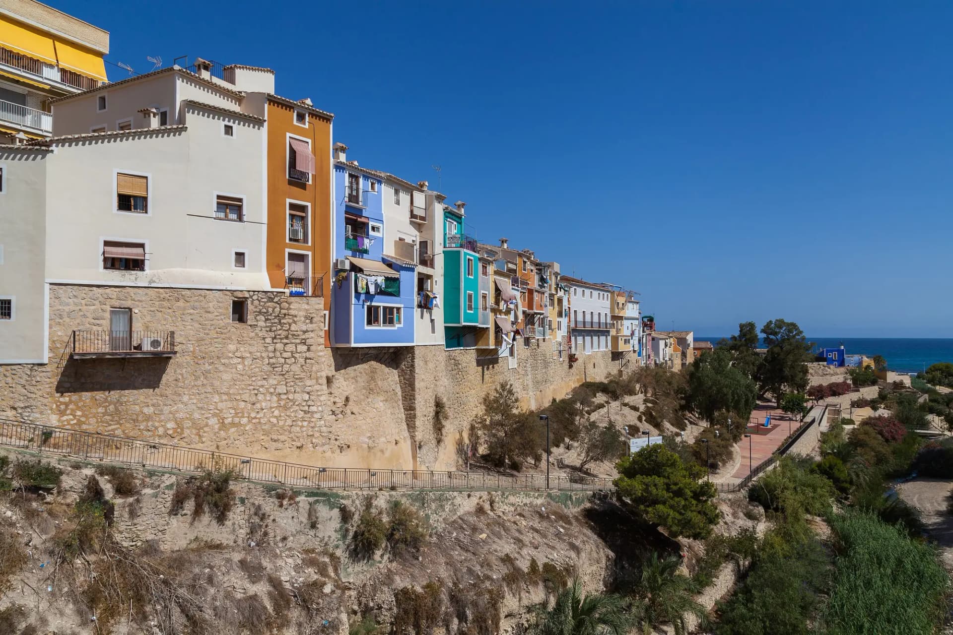 Casas de colores de La Vila Joiosa asomadas al cauce del río Amadorio, con el mar al fondo