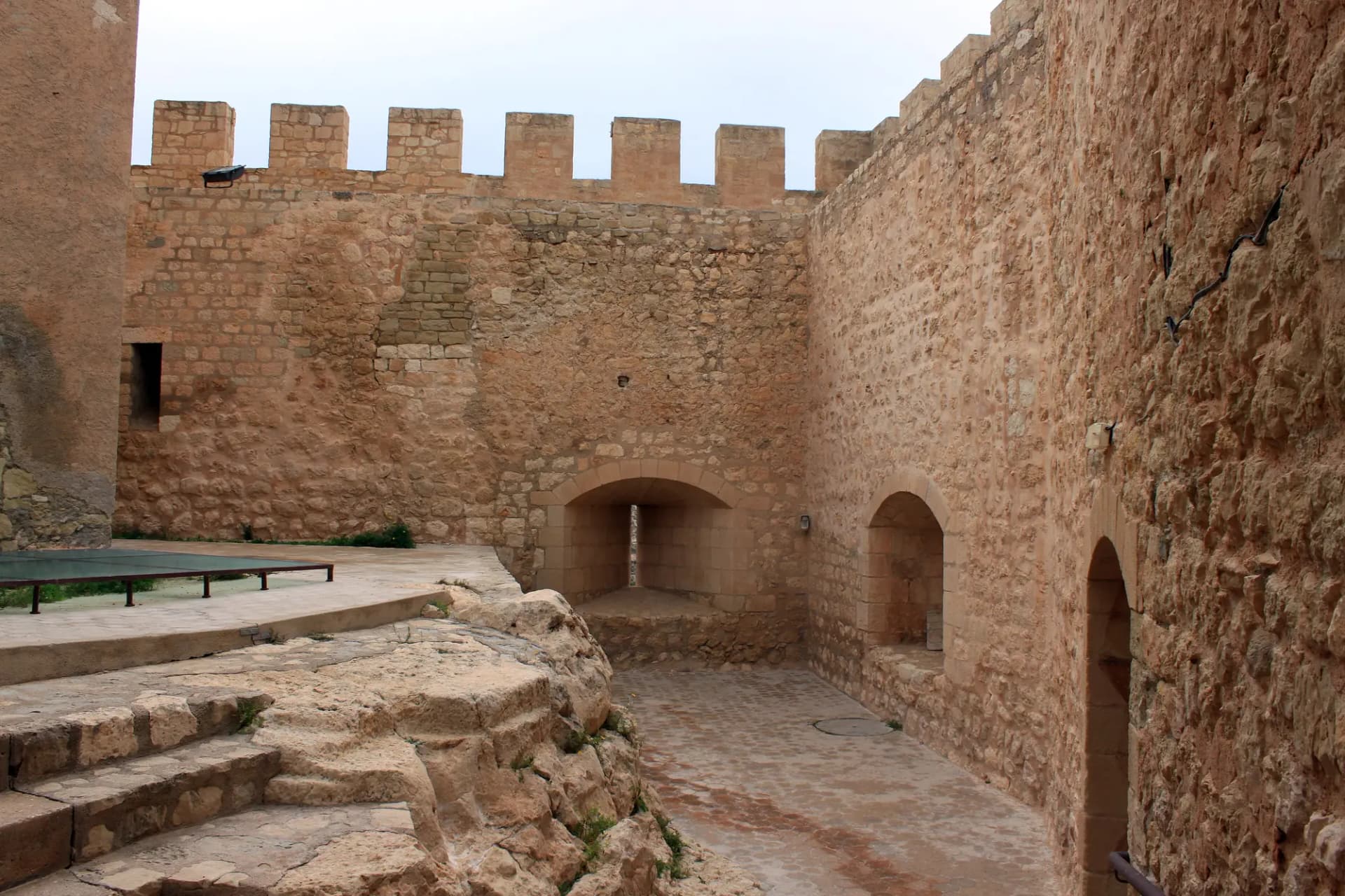 Muralla almenada y patio interior del castillo de Petrer
