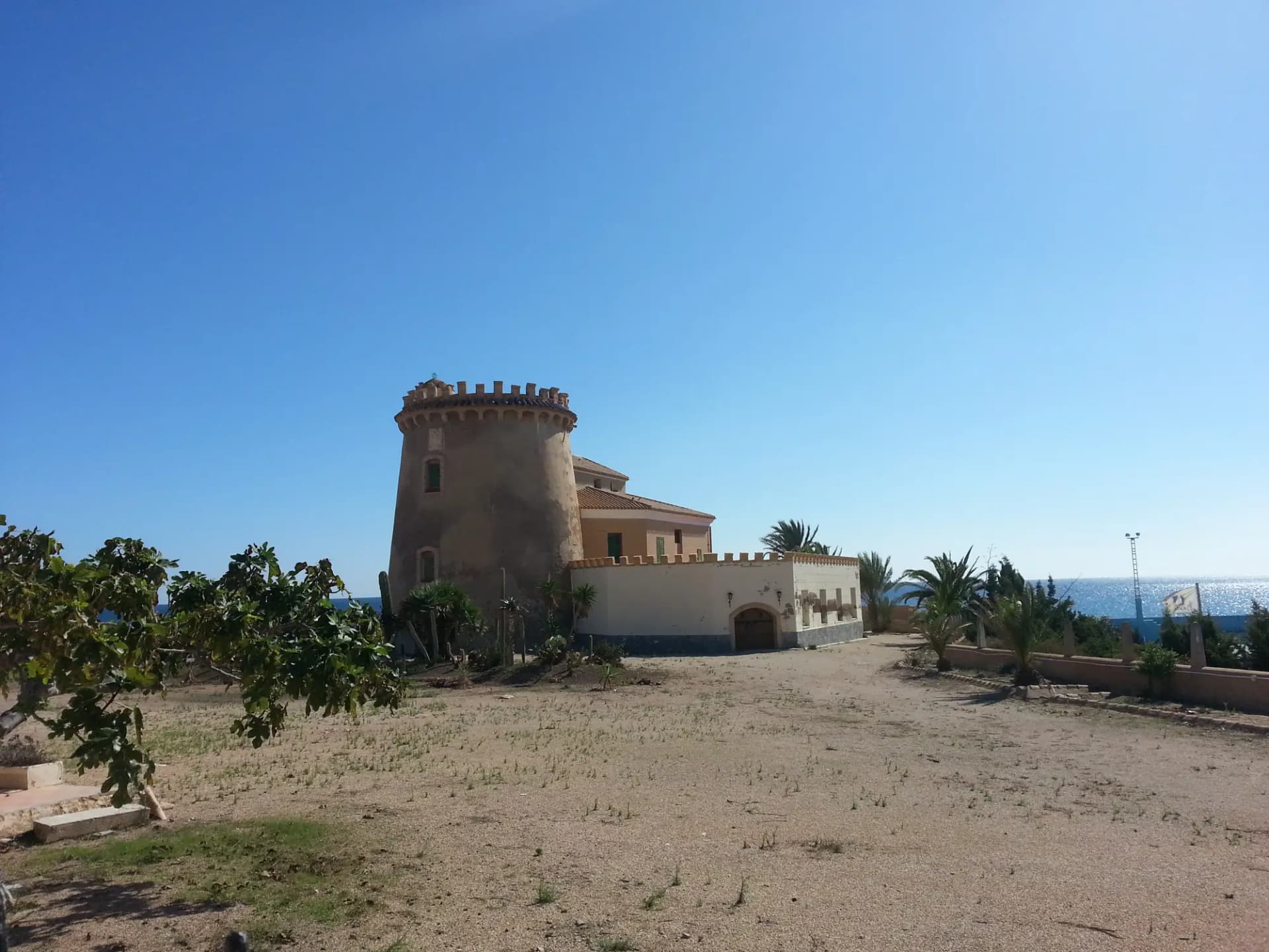Torre vigía del siglo XVI de la Torre de la Horadada, de piedra y planta circular, junto al mar