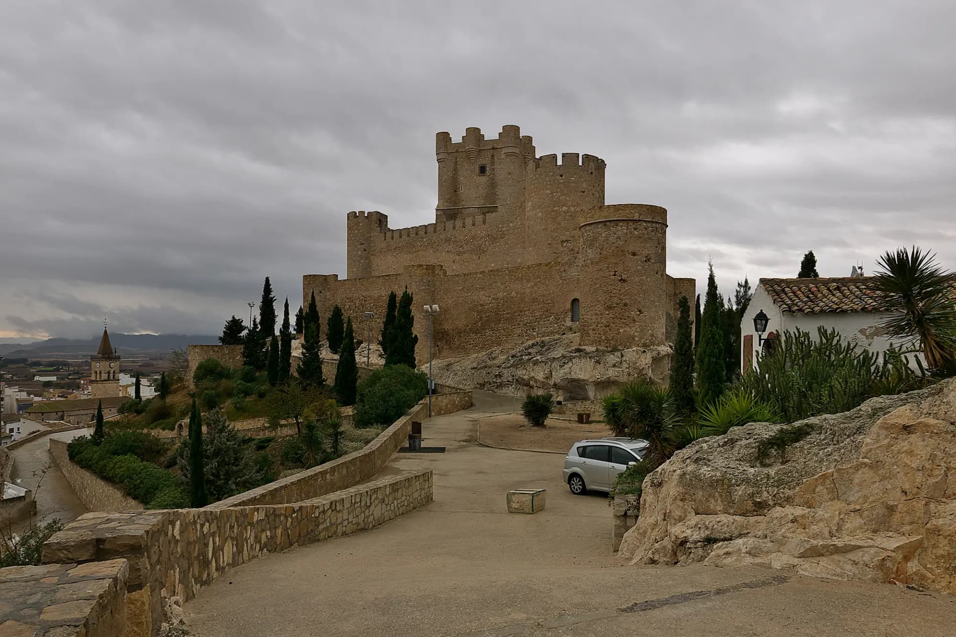 Castillo de la Atalaya de Villena con su torre del homenaje sobre el cerro