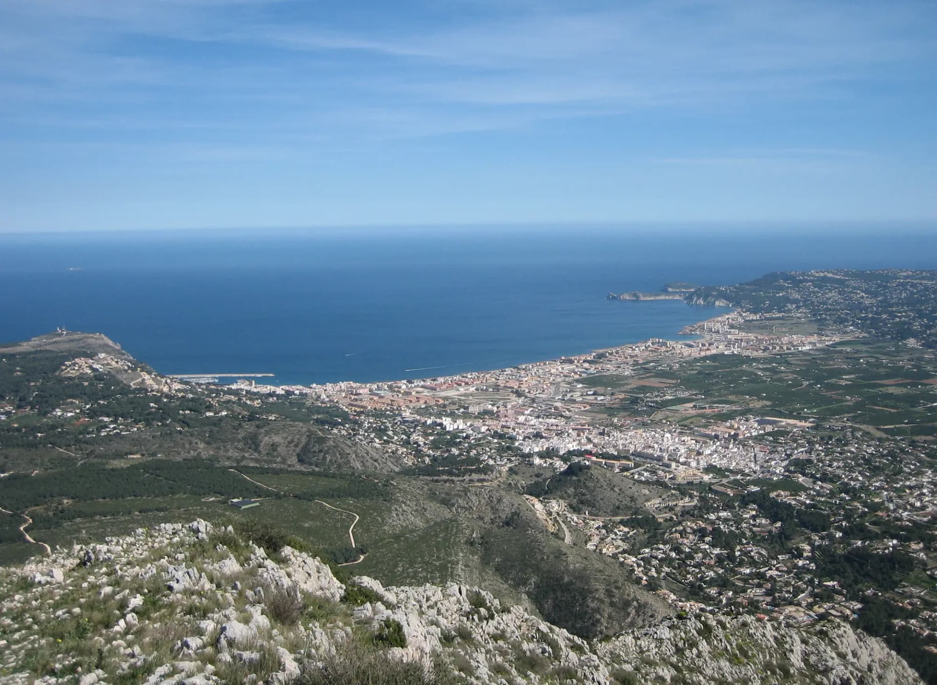 Vista de Xàbia y su bahía desde lo alto del Montgó