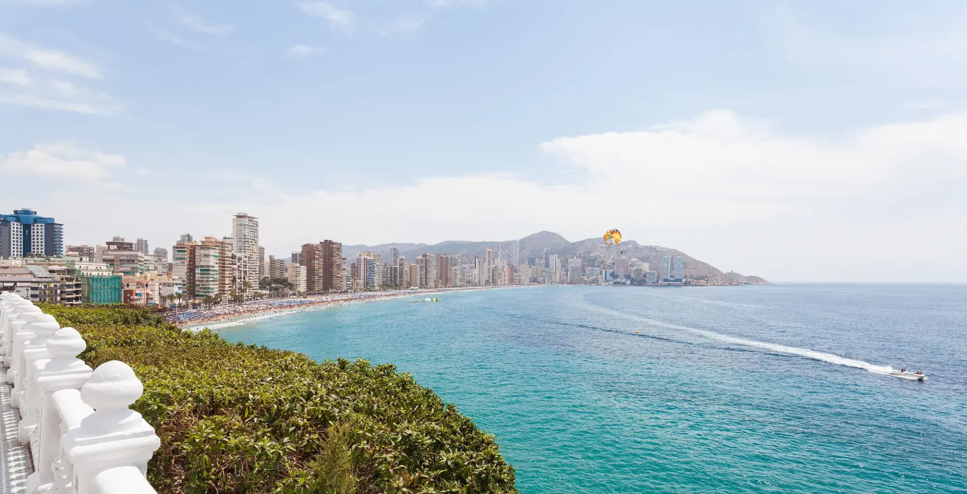 La playa de Levante de Benidorm y su línea de rascacielos vistas desde un mirador del casco antiguo