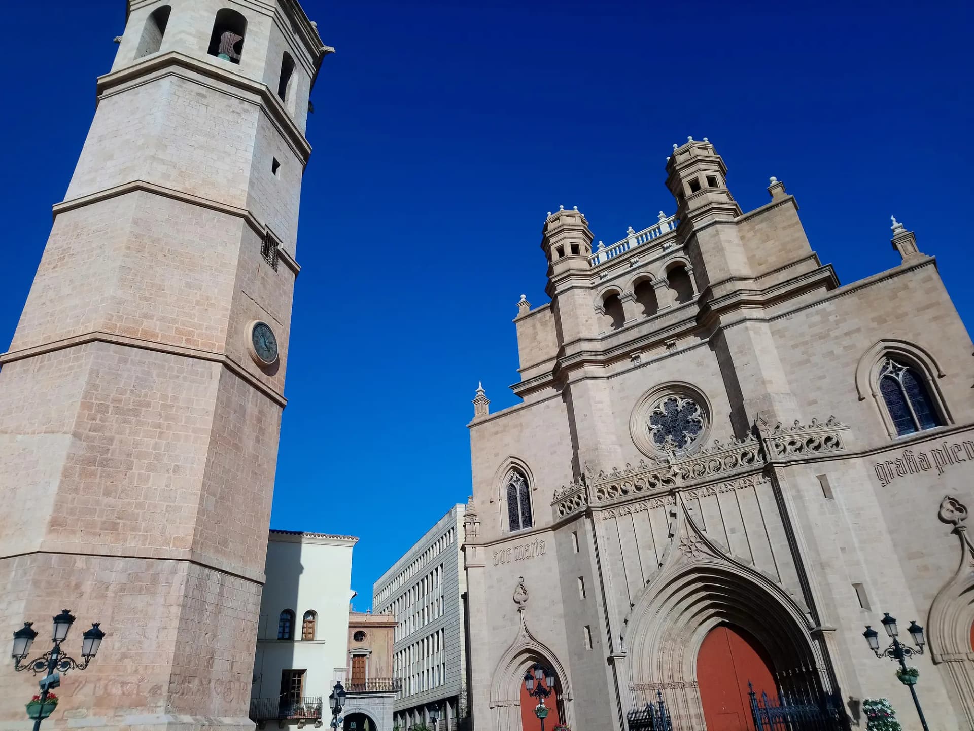 El campanario del Fadrí junto a la fachada gótica de la concatedral de Santa María, en el centro de Castelló