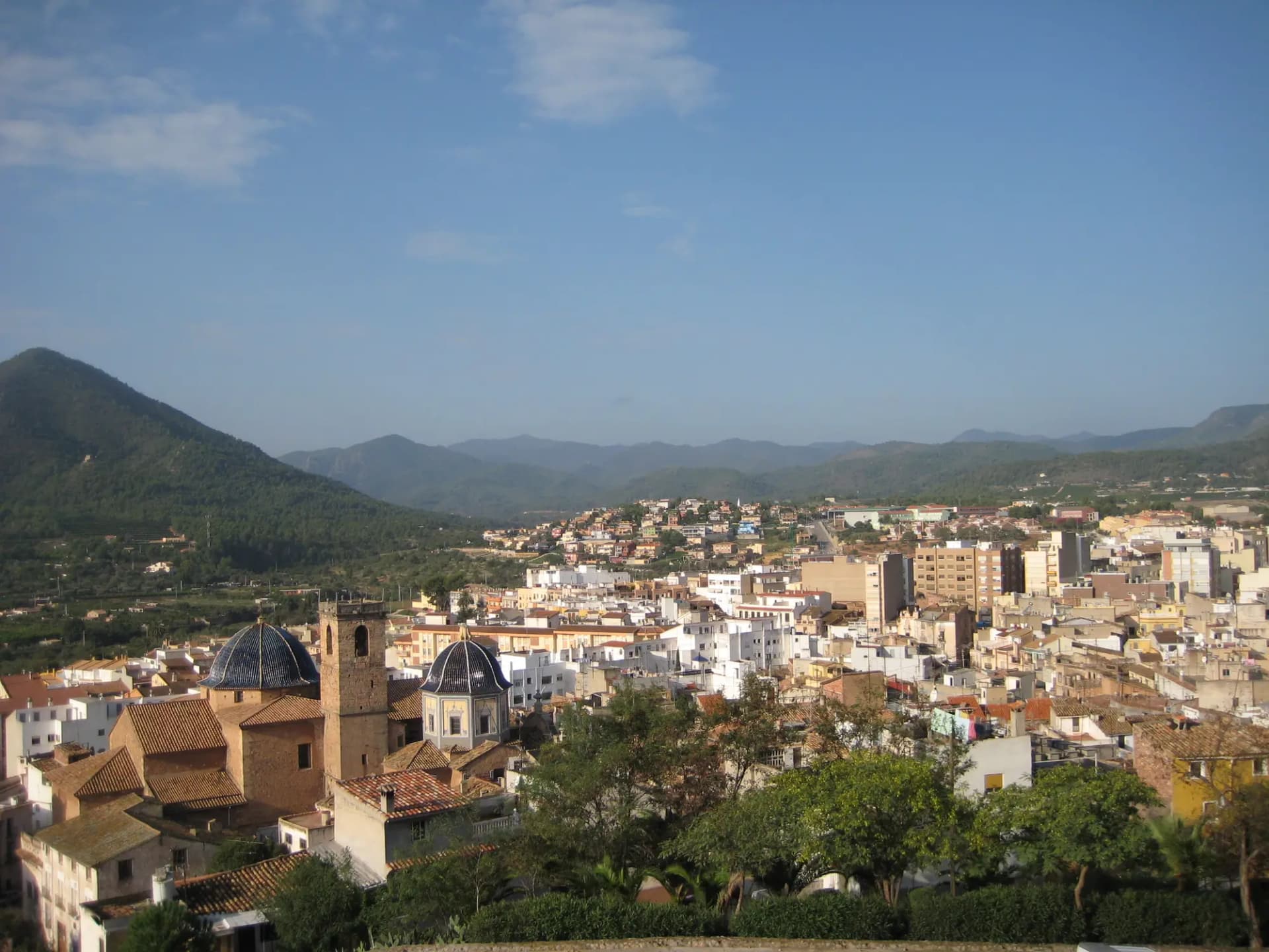 Vista de Onda desde el castillo, con la iglesia, los tejados del casco y las montañas al fondo