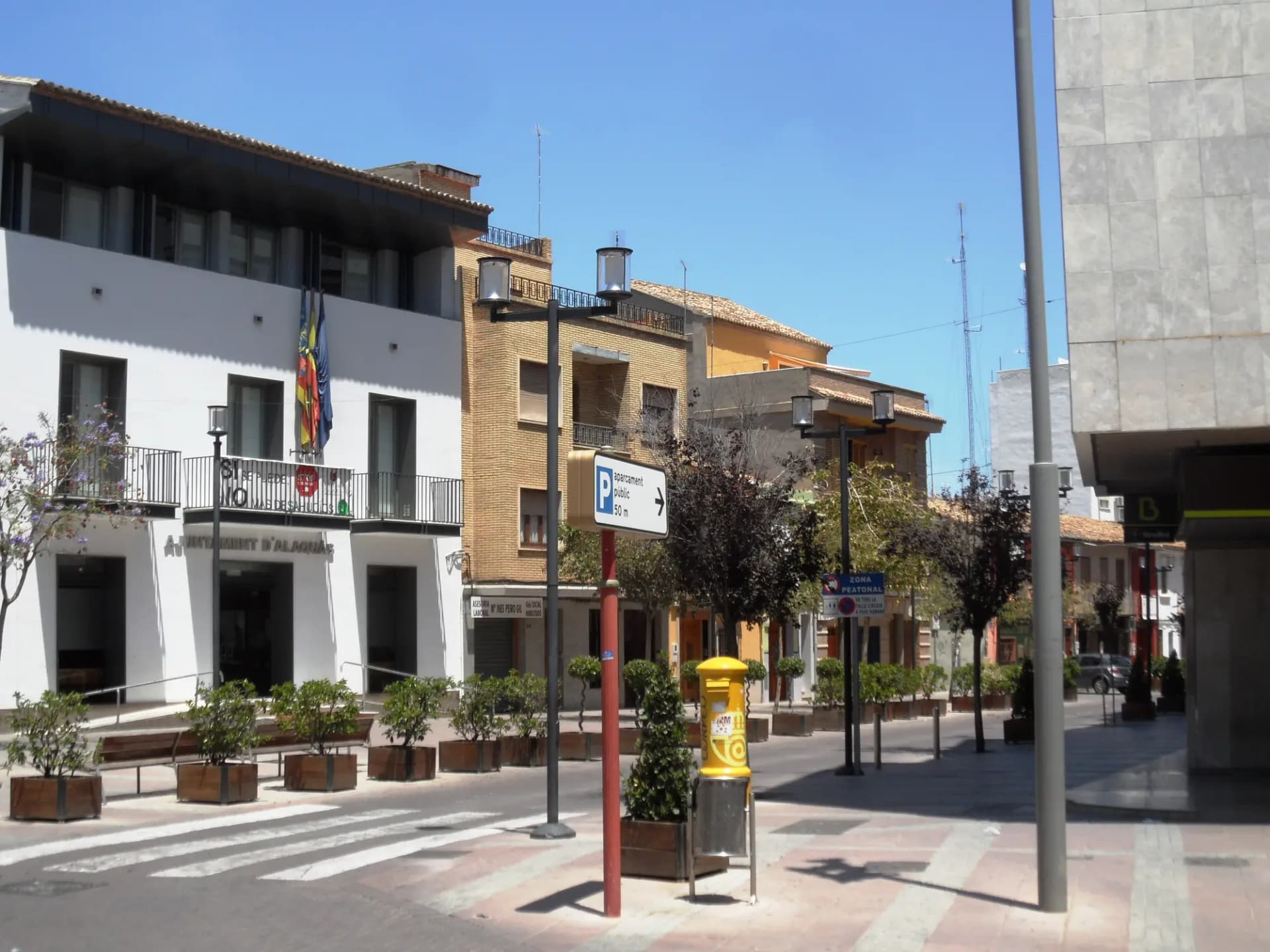 Calle Mayor de Alaquàs con el edificio del Ayuntamiento