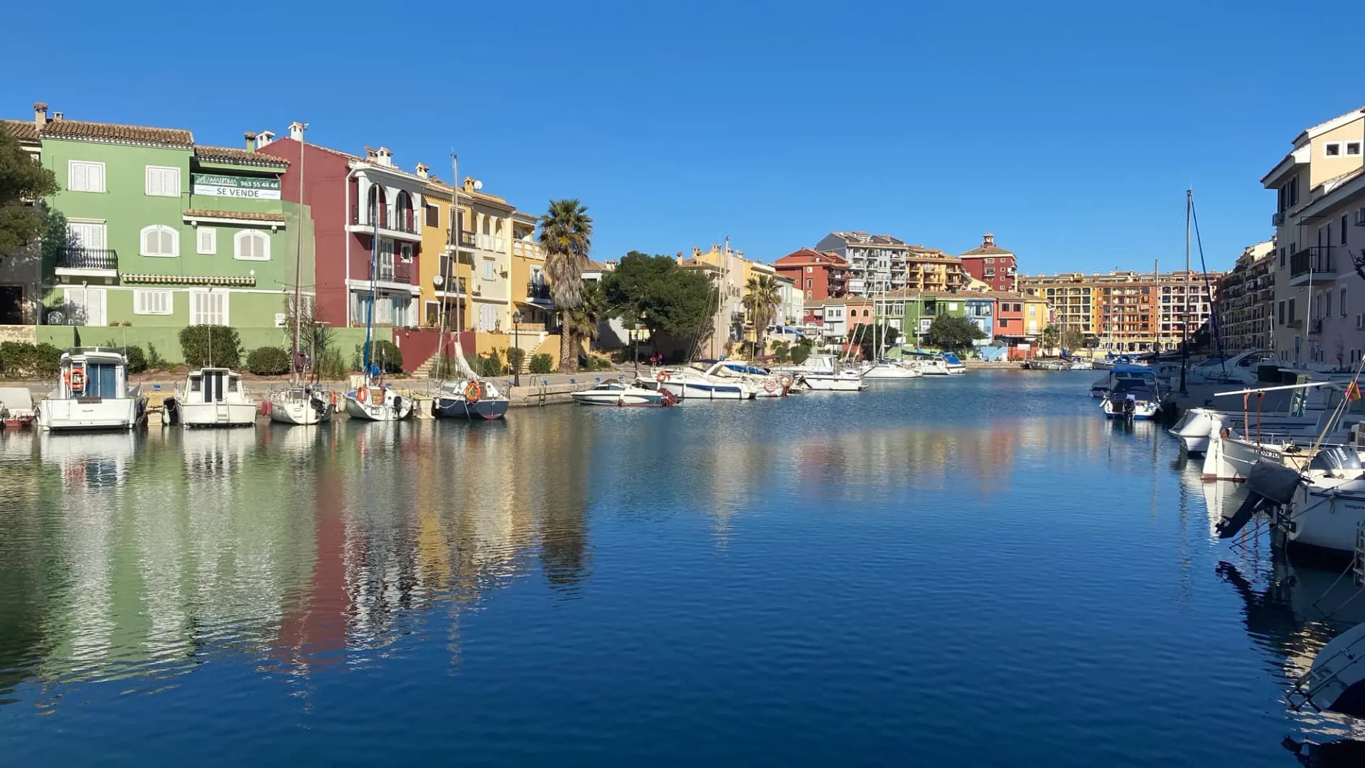 Casas de colores junto a los amarres de la marina de Port Saplaya, en Alboraia