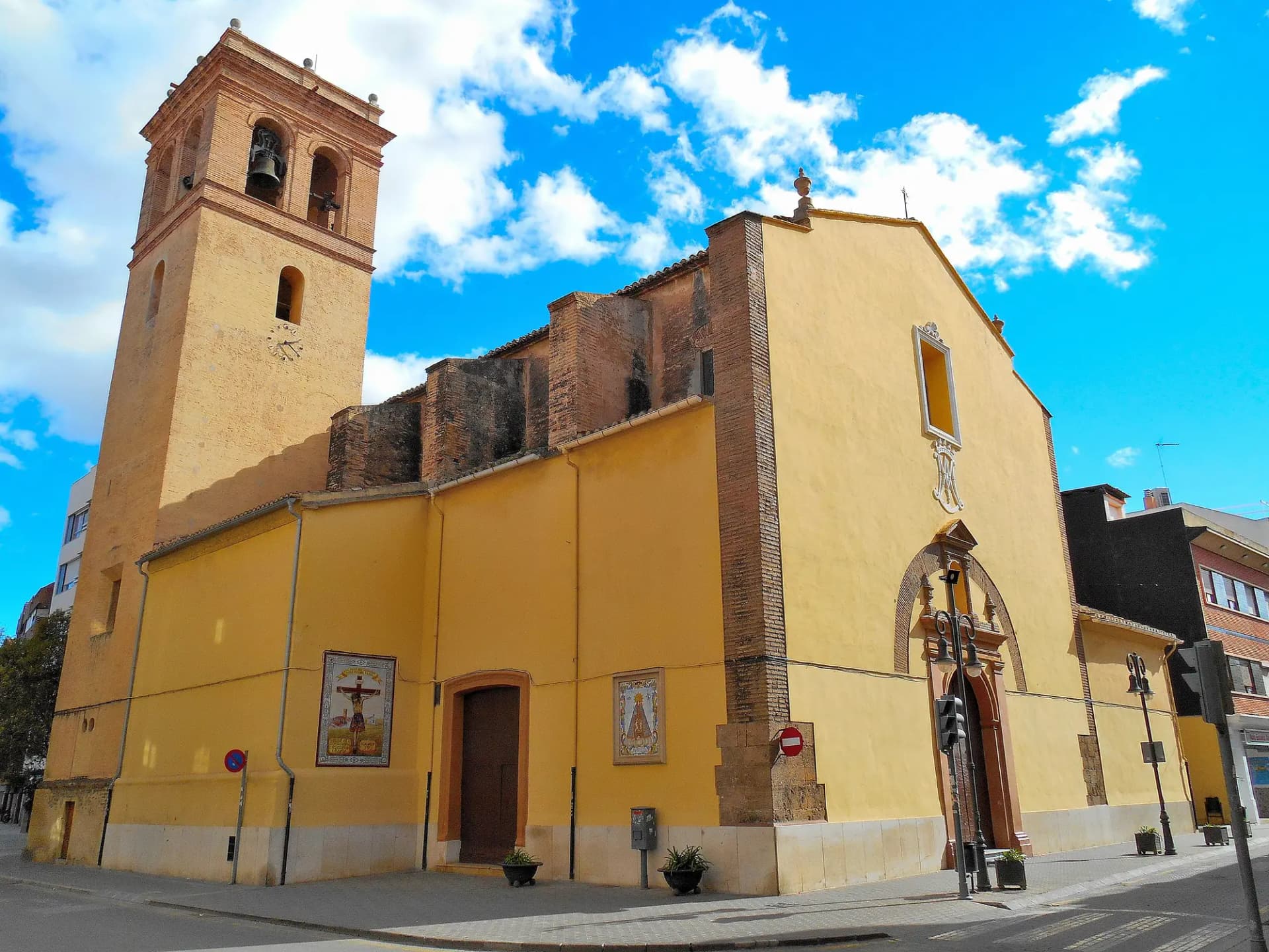 Iglesia de la Anunciación de Aldaia, de fachada amarilla, con su campanario