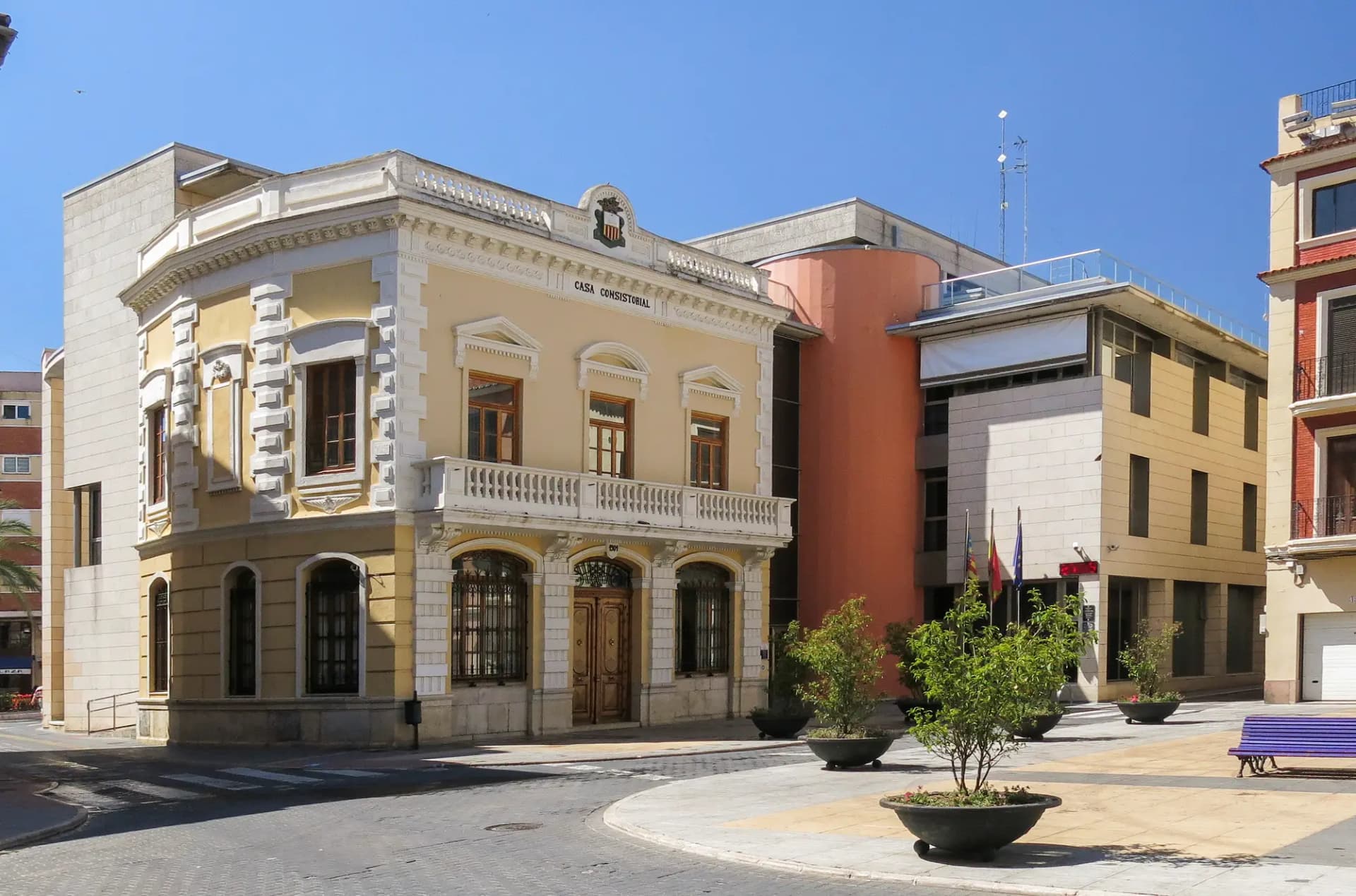 Edificio del Ajuntament d'Algemesí con su balcón y fachada clara
