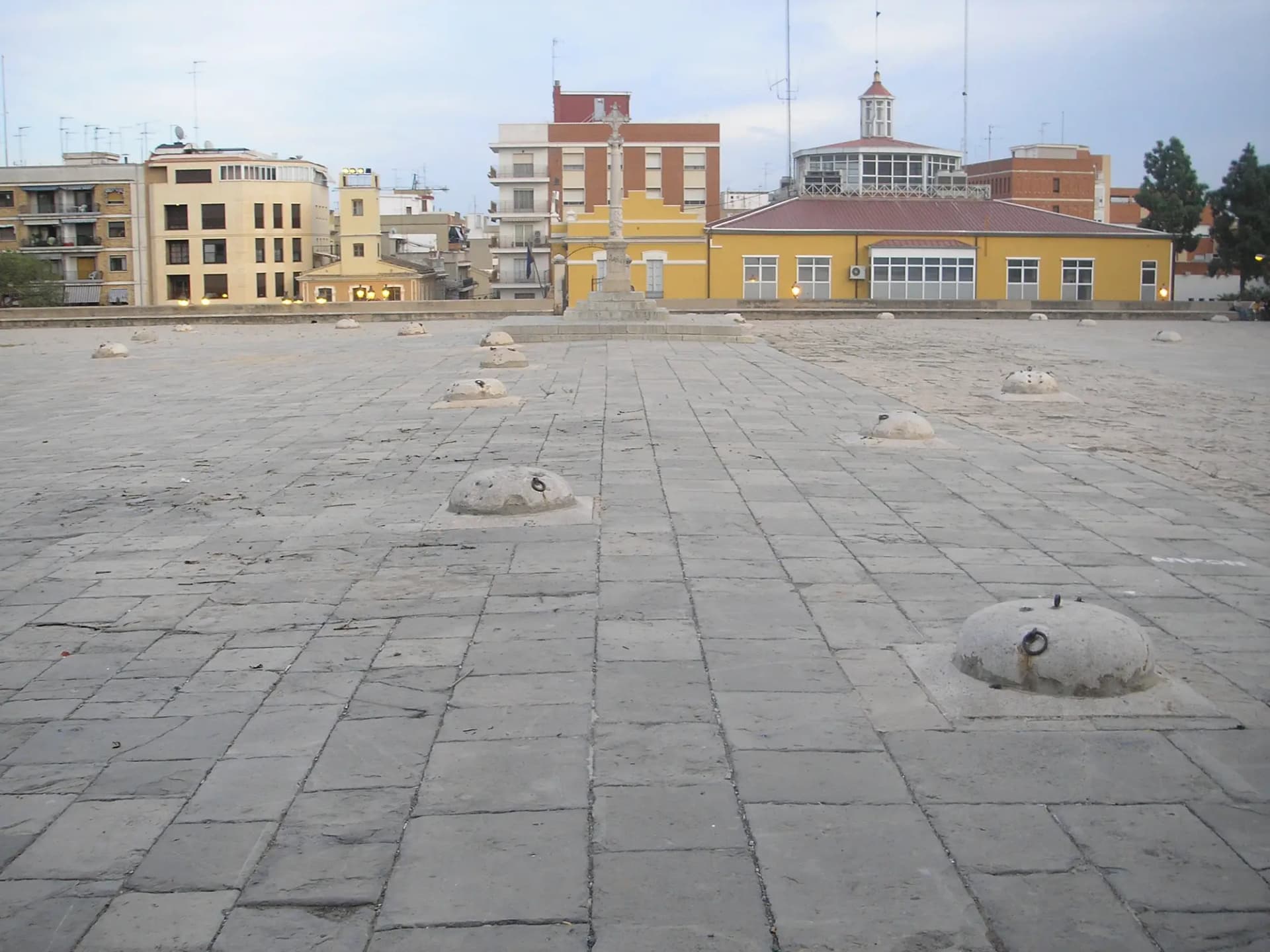 Explanada de los Silos de Burjassot con las bocas de piedra de los silos en el suelo
