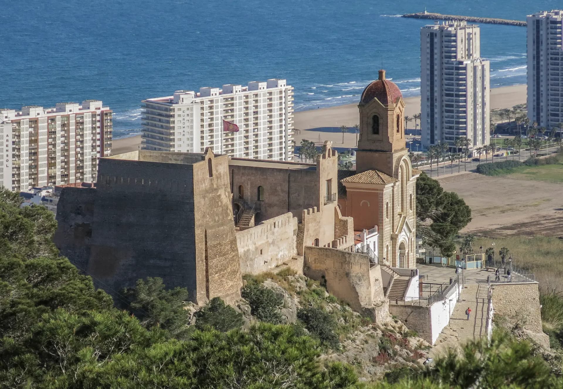 Castillo y santuario de Cullera sobre la montaña, con la ciudad a sus pies