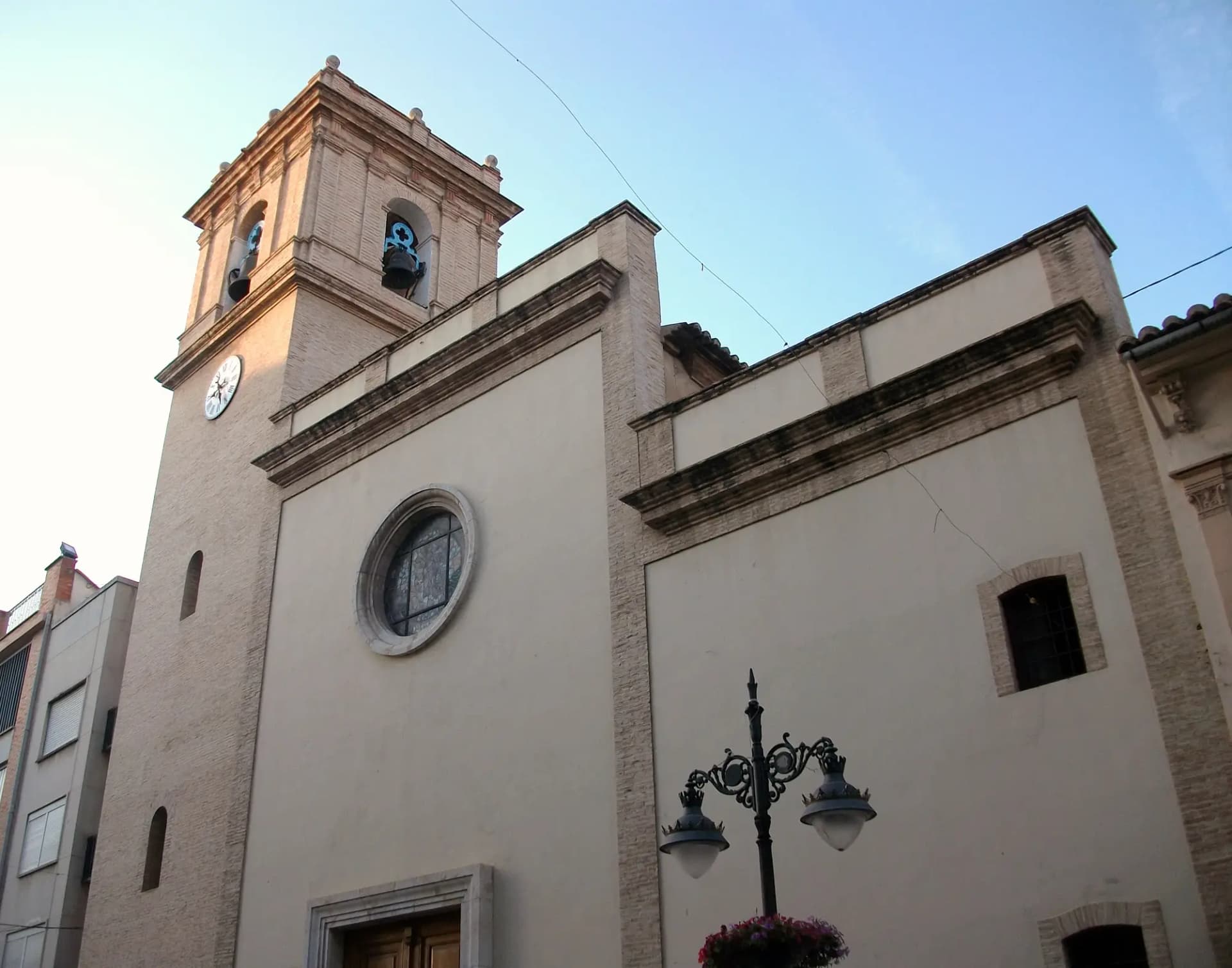 Fachada y campanario de la iglesia de Nuestra Señora de los Ángeles de Mislata