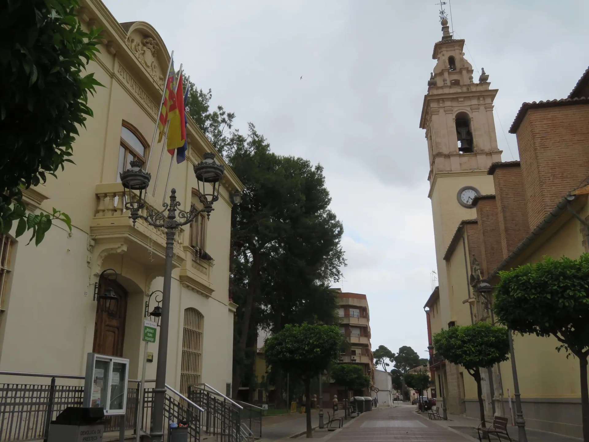 Edificio municipal de Montcada junto al campanario de la iglesia de San Jaime