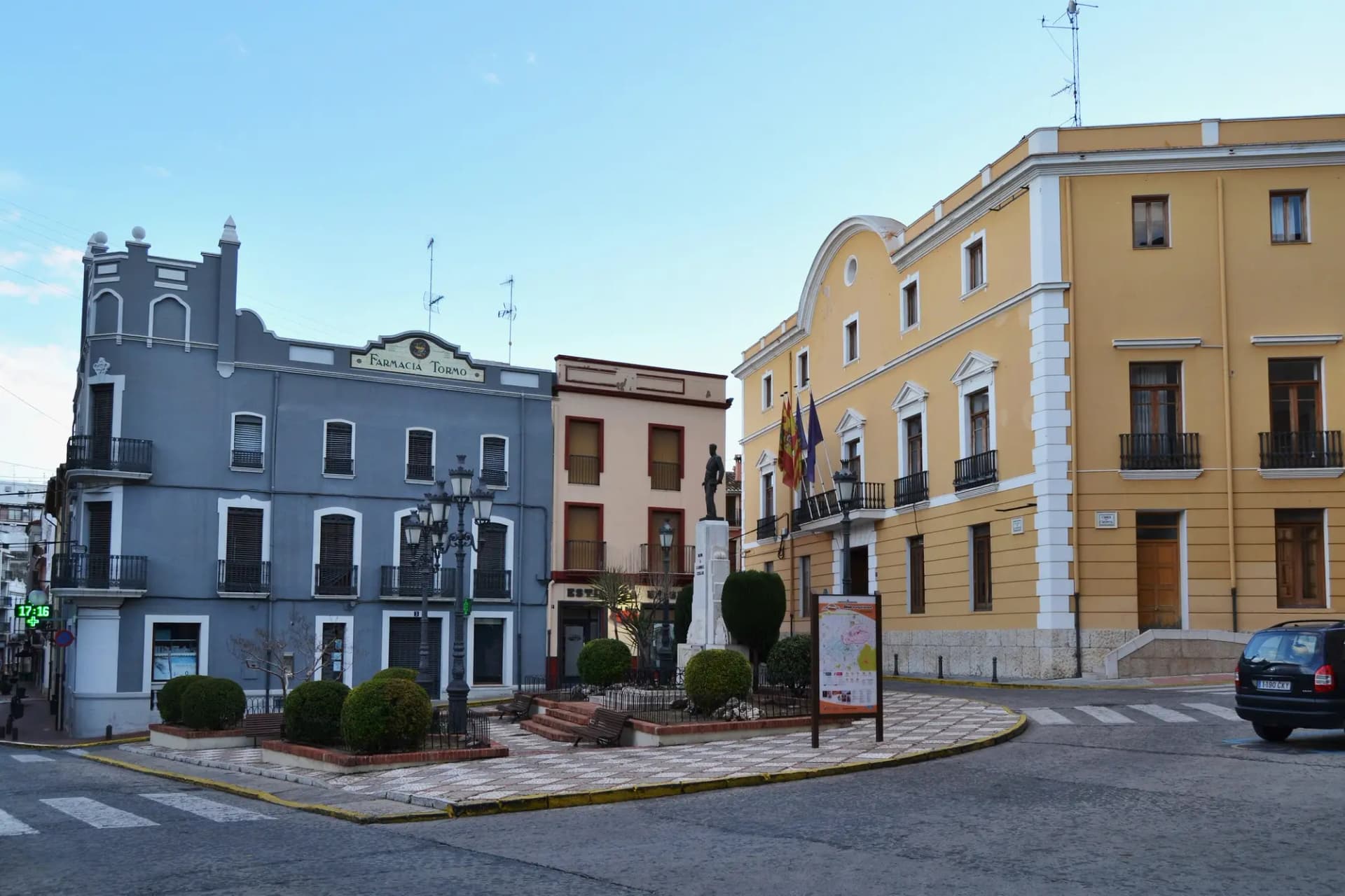 Plaza del Ajuntament d'Oliva con edificios históricos y jardines