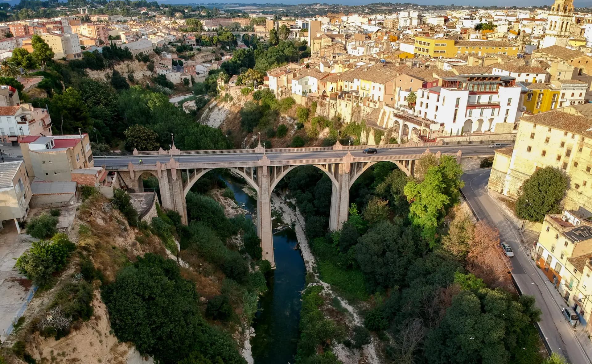 Ontinyent sobre el barranco del río Clariano, con el puente y el casco antiguo