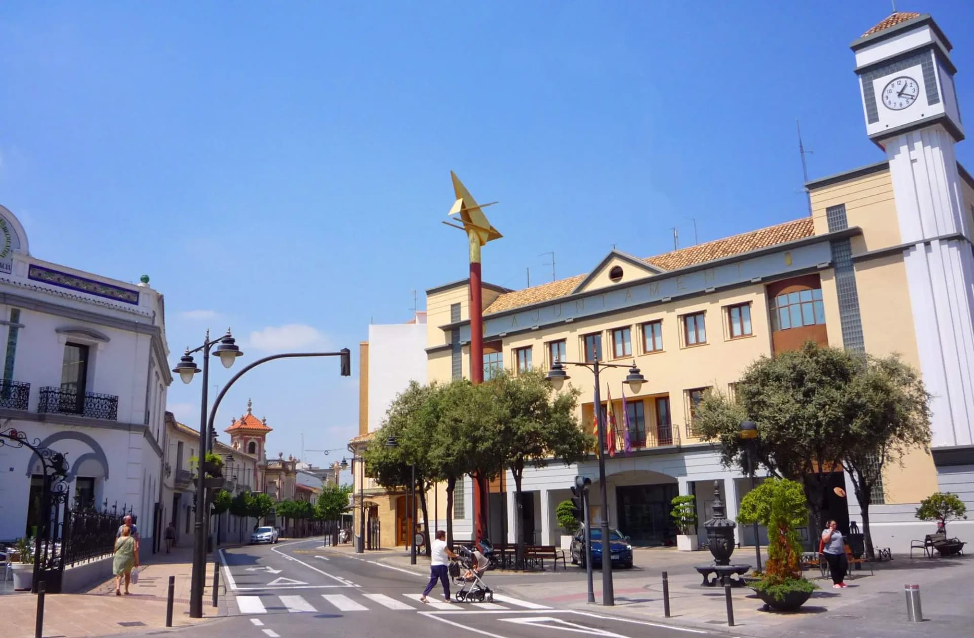 Plaza y edificio del Ayuntamiento de Quart de Poblet con su torre del reloj