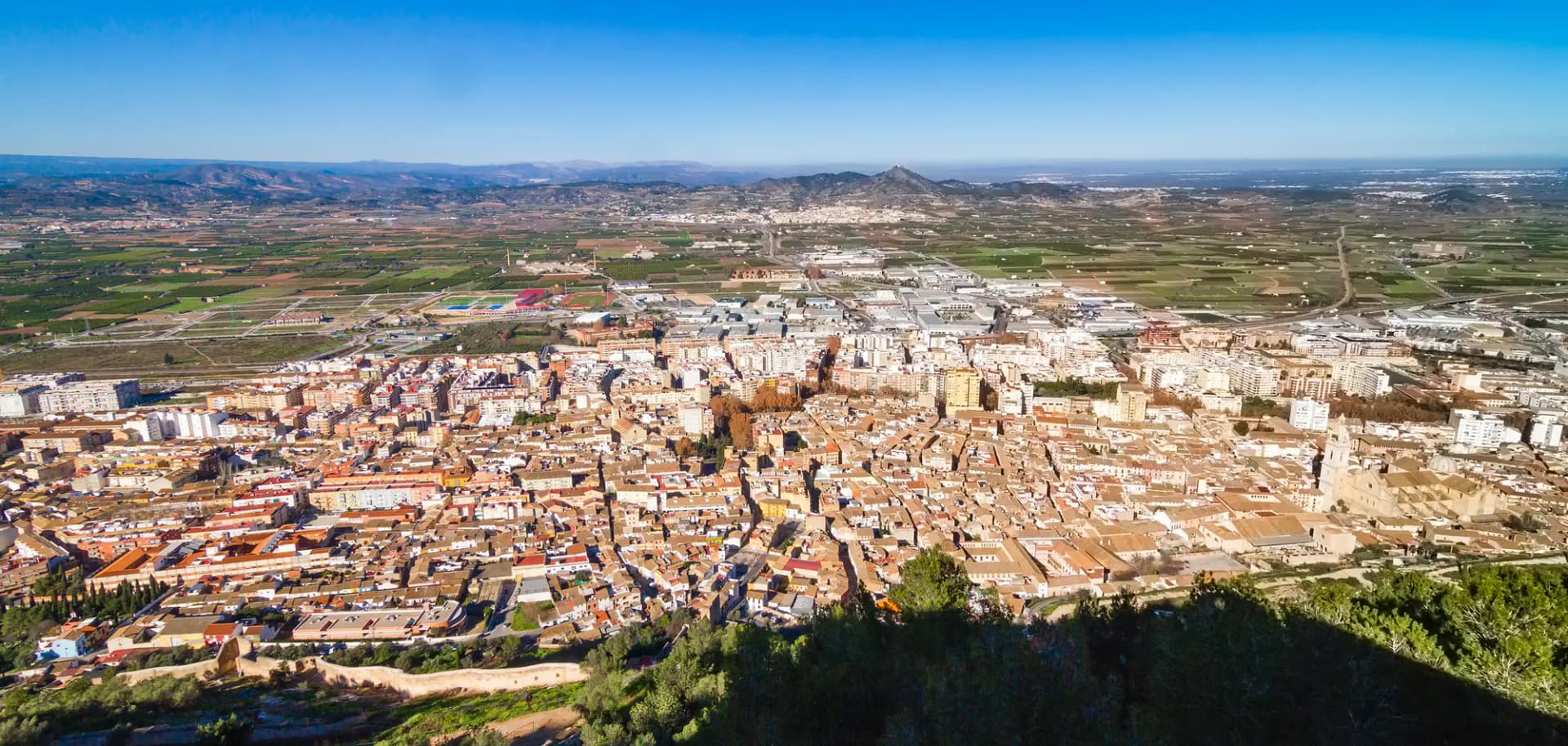 Xàtiva vista desde el castillo, con el casco urbano y la vega al fondo