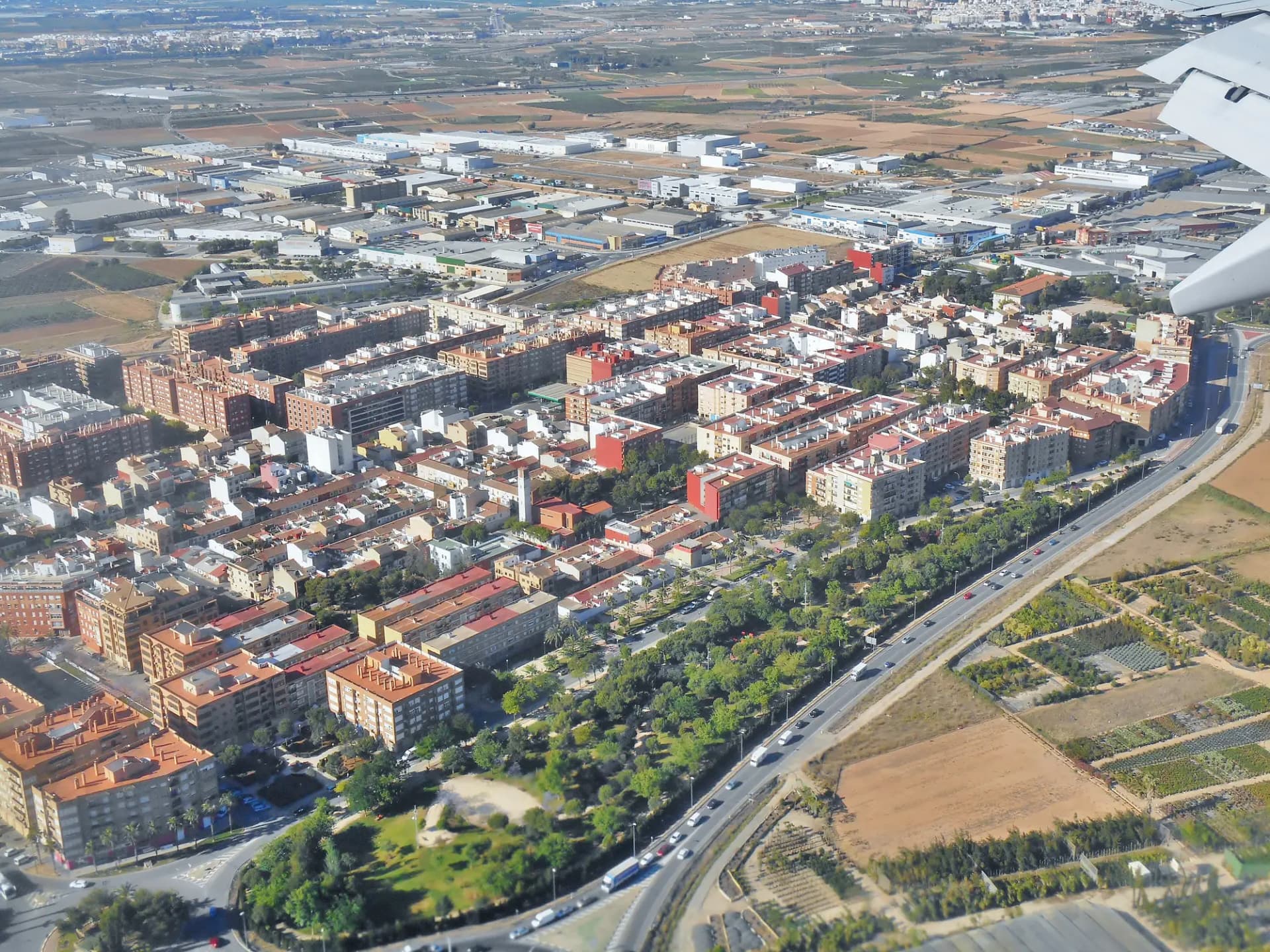 Vista aérea de Xirivella con sus manzanas de viviendas, la autovía y la huerta alrededor
