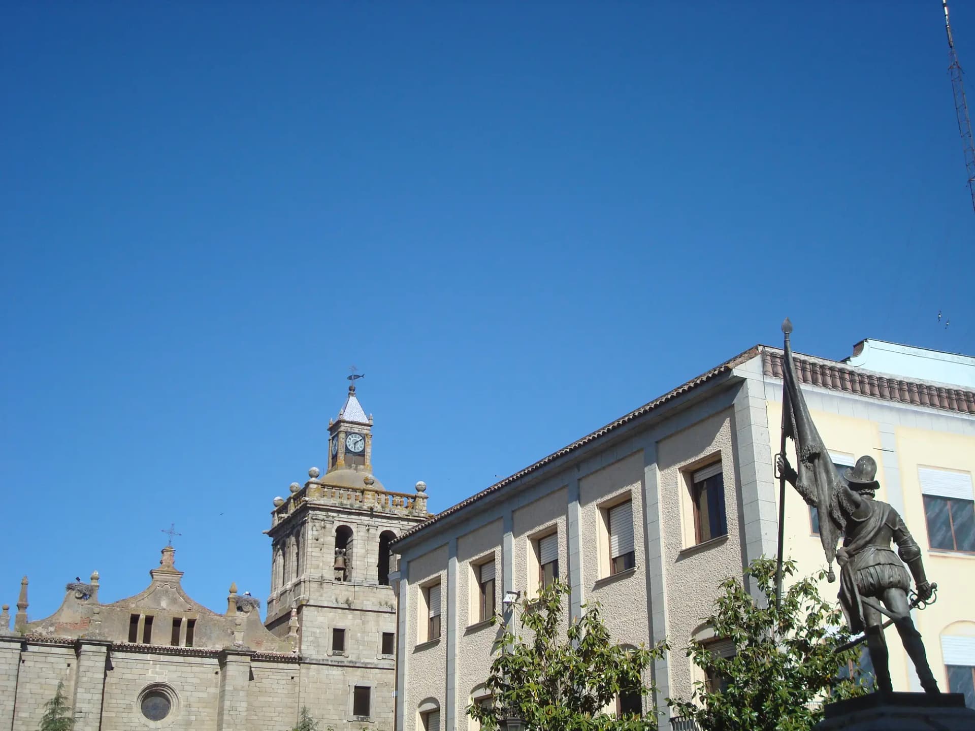 Plaza de España de Villanueva de la Serena, con la estatua de Pedro de Valdivia y la torre de la iglesia de la Asunción al fondo