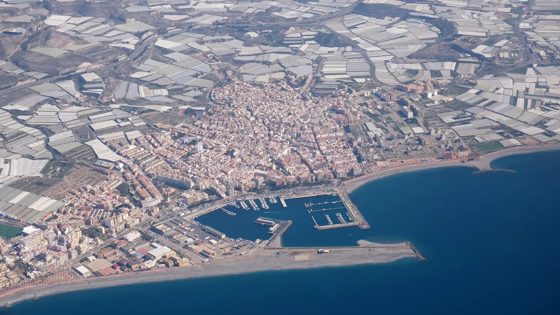 Vista aérea de Adra con el casco urbano, el puerto y el mar al fondo