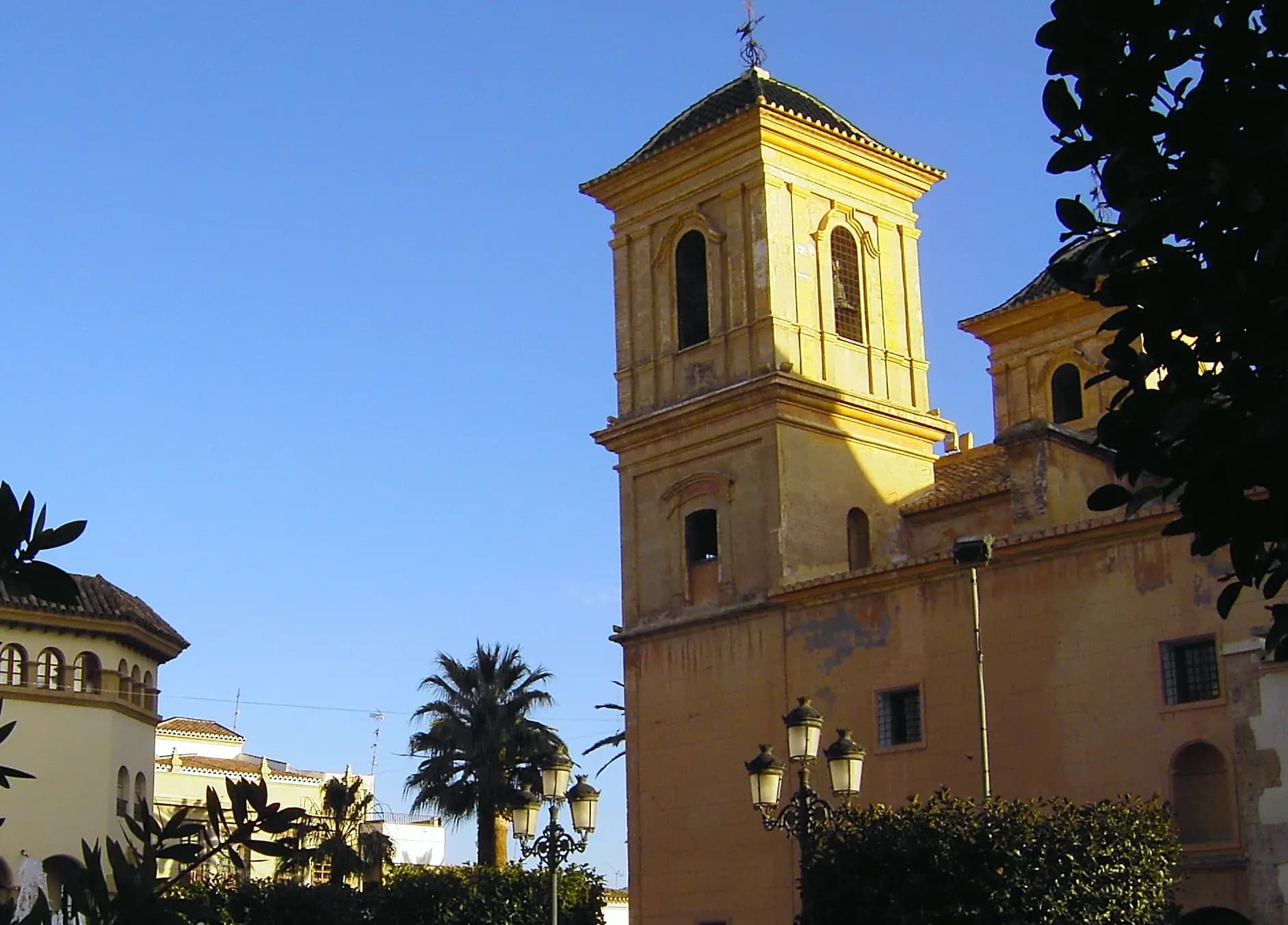 Iglesia de la Asunción de Huércal-Overa con su torre sobre las casas del centro