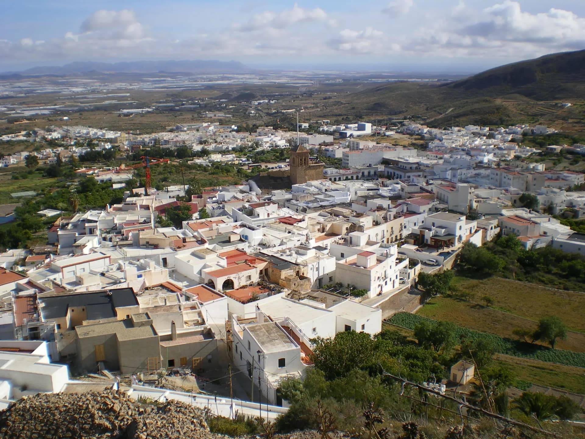 Casas blancas de Níjar en la ladera vistas desde la atalaya hacia el sur