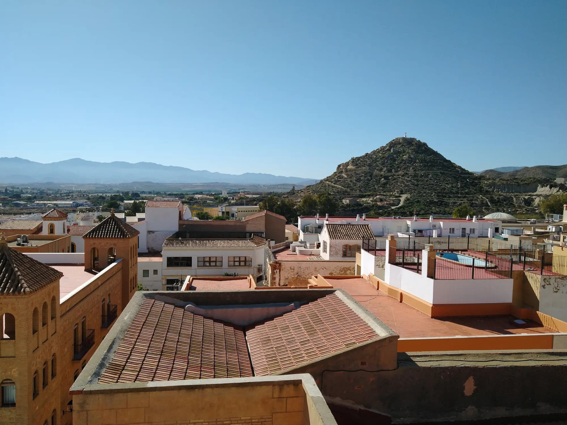 Vista de Vera con sus casas blancas y la sierra al fondo