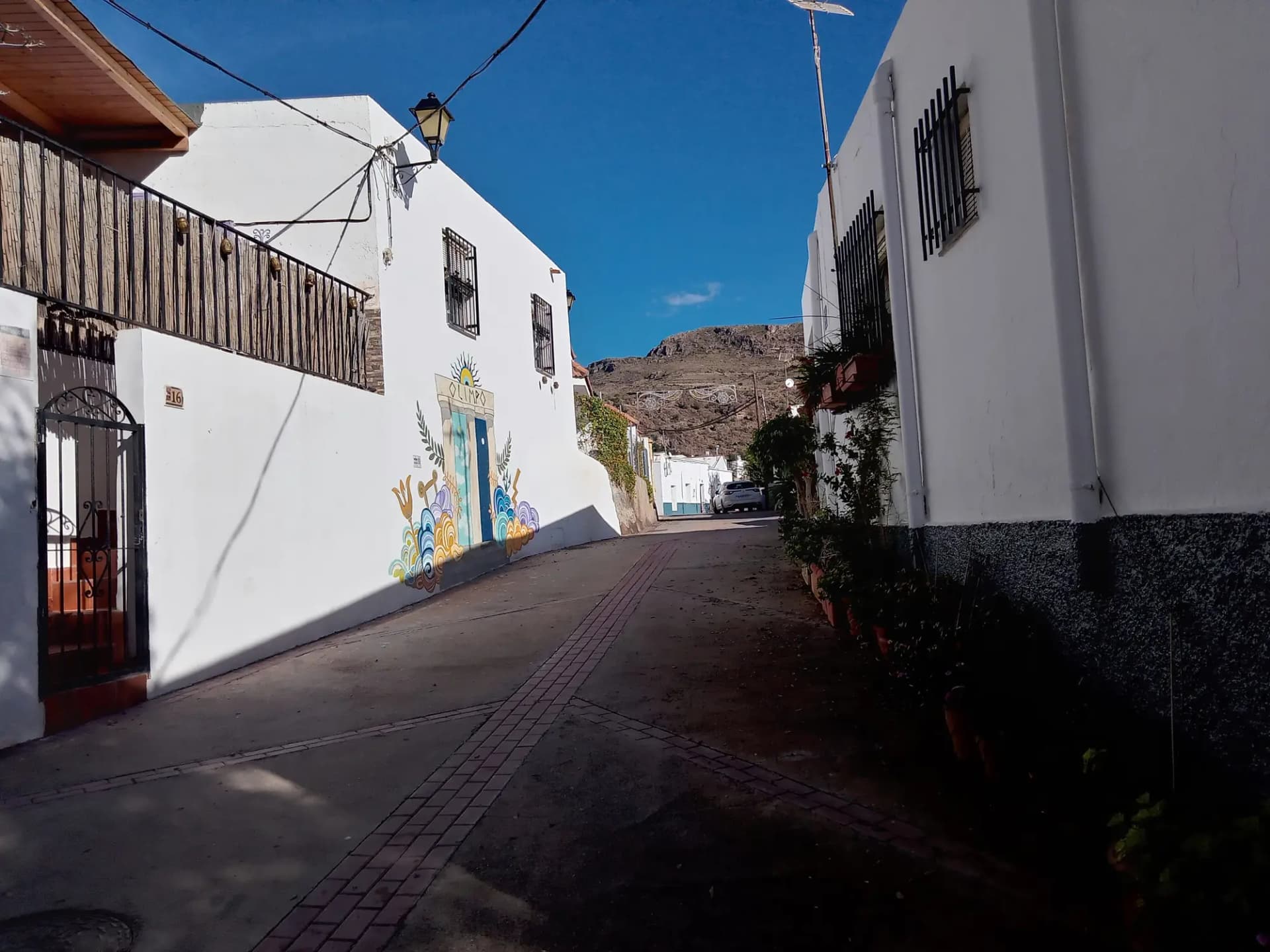 Calle encalada y en cuesta de la villa de Vícar con tejados de launa