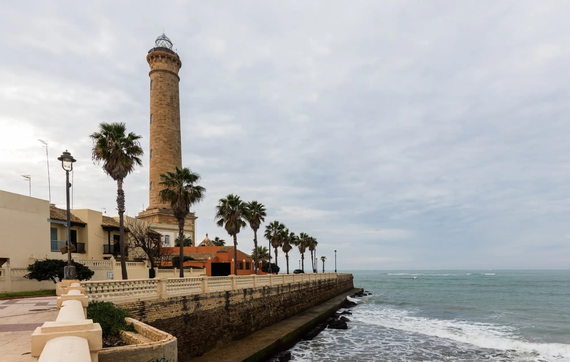 Faro de Chipiona, alto y de piedra, junto al mar