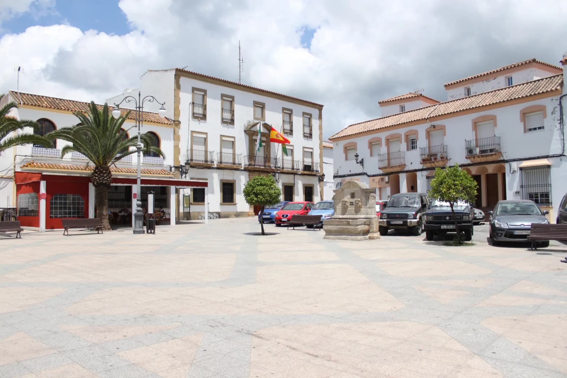 Plaza de la Iglesia de Los Barrios con casas blancas, palmeras y el Ayuntamiento