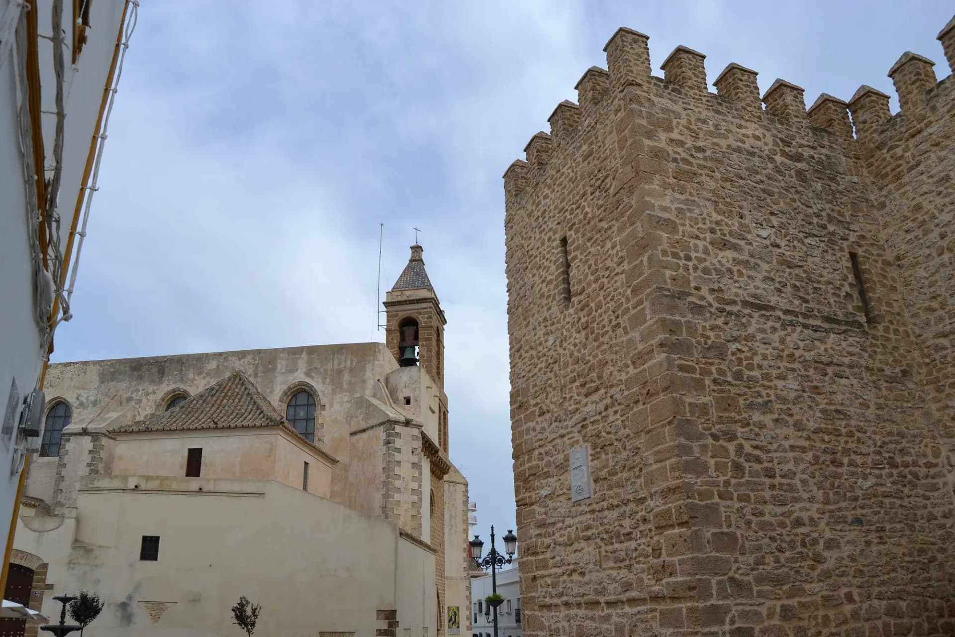 Torre almenada del Castillo de Luna junto a la iglesia de Nuestra Señora de la O en Rota