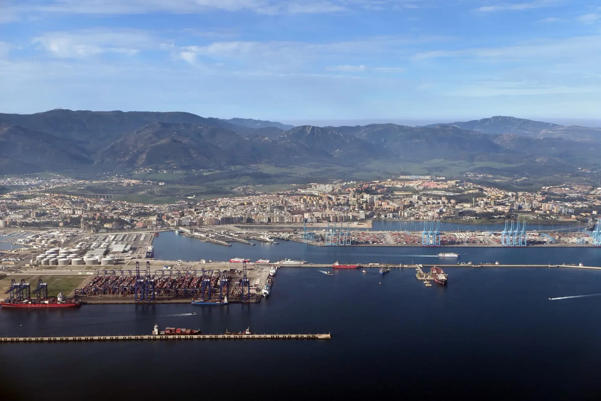 Vista aérea del puerto de Algeciras con las terminales de contenedores y la ciudad al fondo
