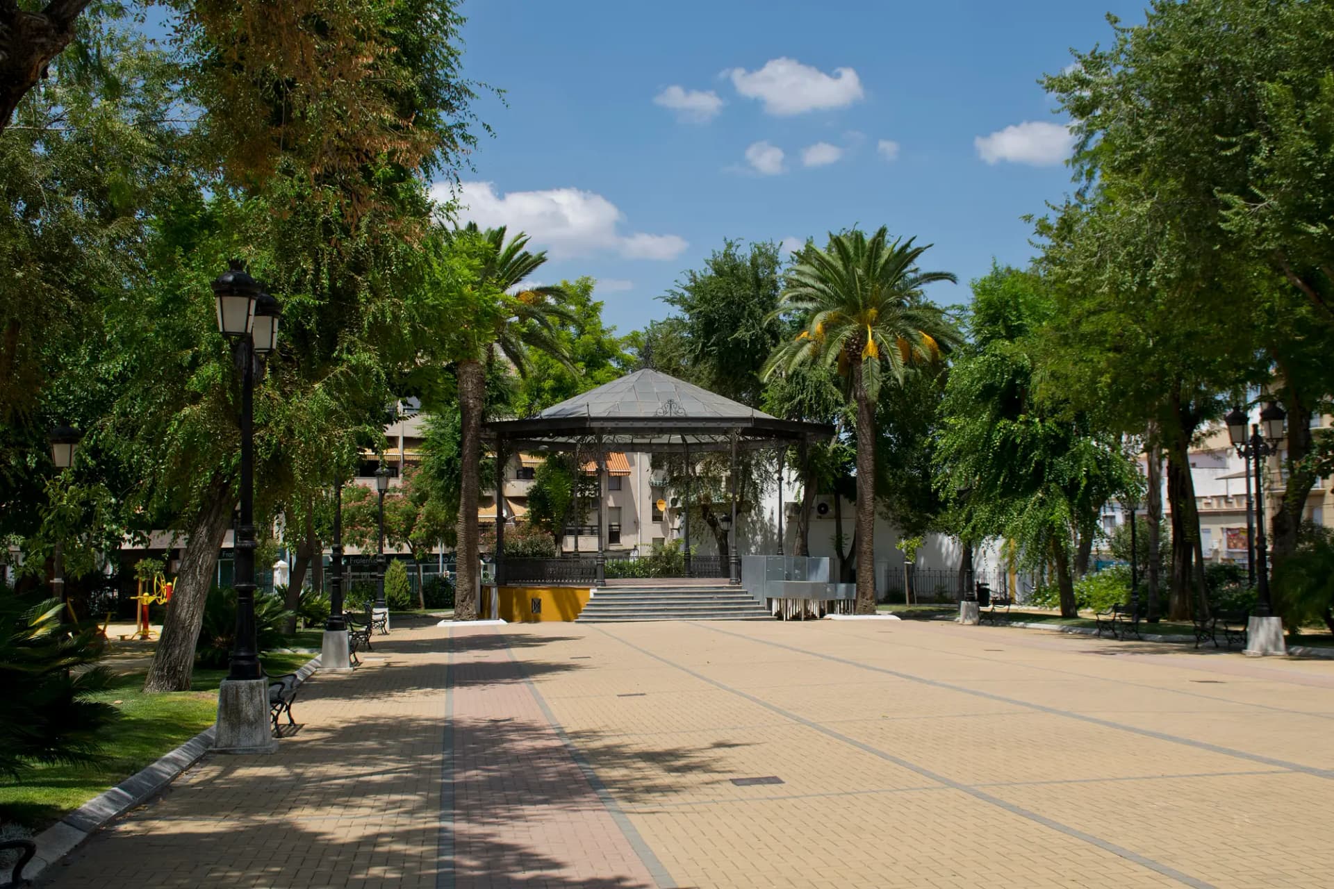 Paseo de Rojas de Lucena con árboles y edificios del centro