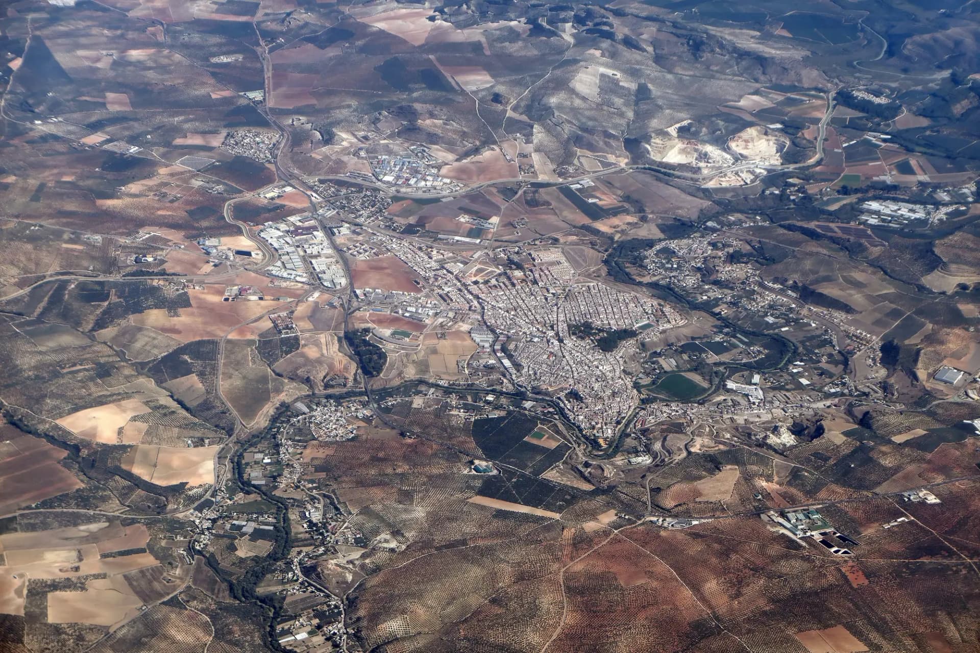 Vista aérea de Puente Genil con el casco urbano y el río Genil