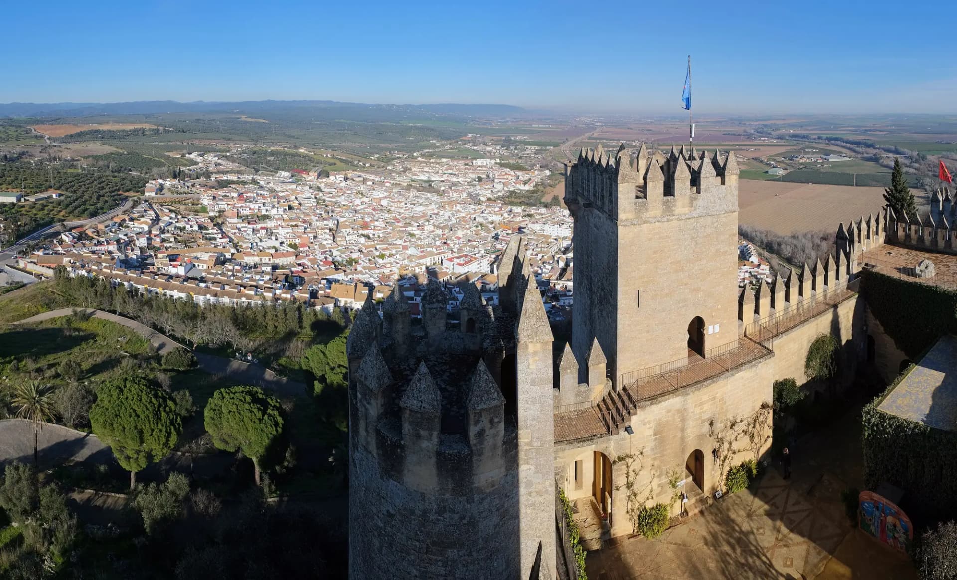 Torres del castillo de Almodóvar del Río con el pueblo y la vega del Guadalquivir al fondo