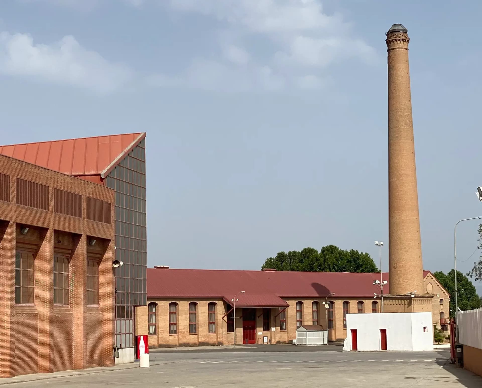 Naves de ladrillo y chimenea de la Feria de Muestras de Armilla, Fermasa