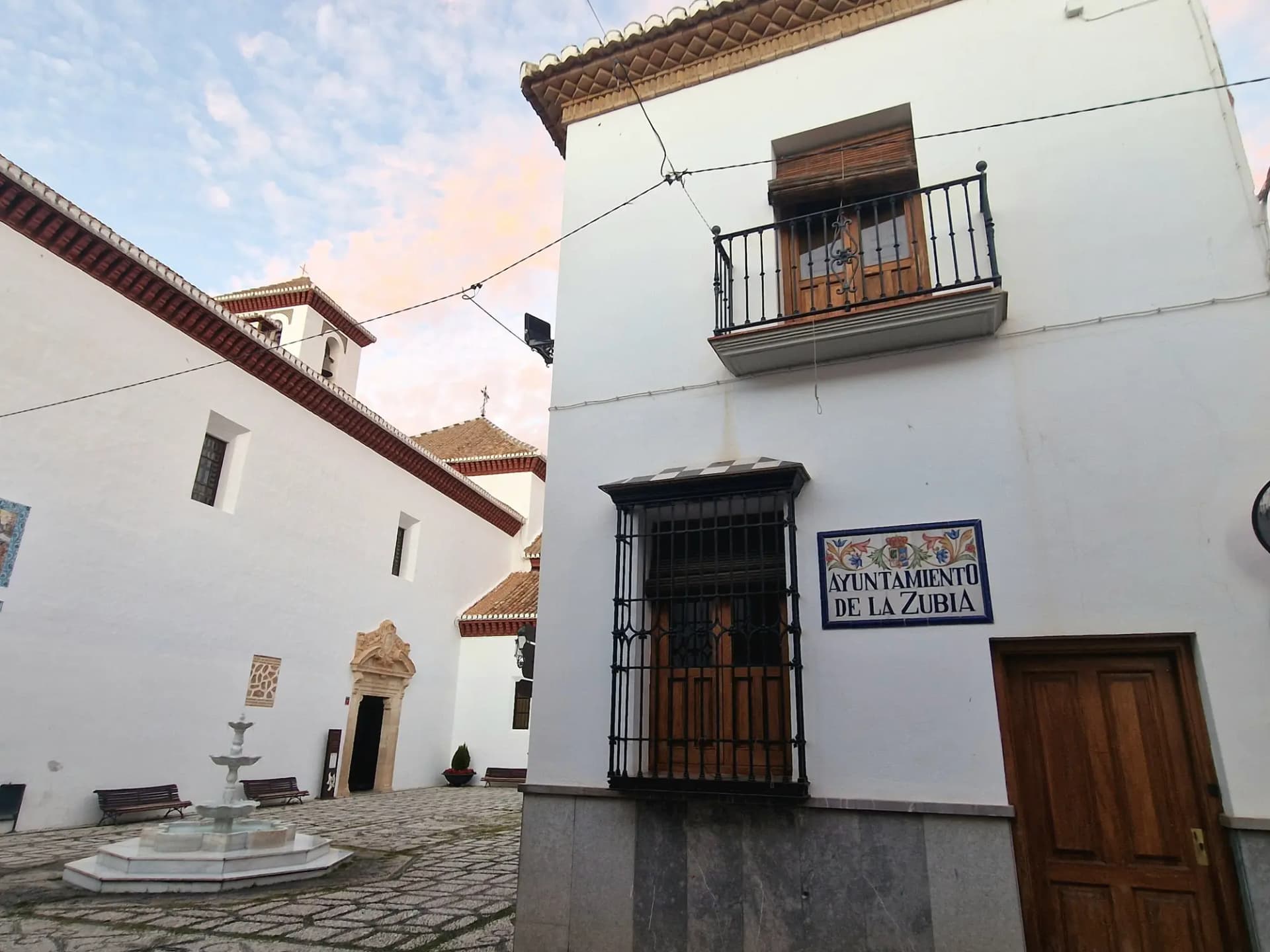 Plaza con fuente junto a la iglesia de la Asunción y el Ayuntamiento de La Zubia