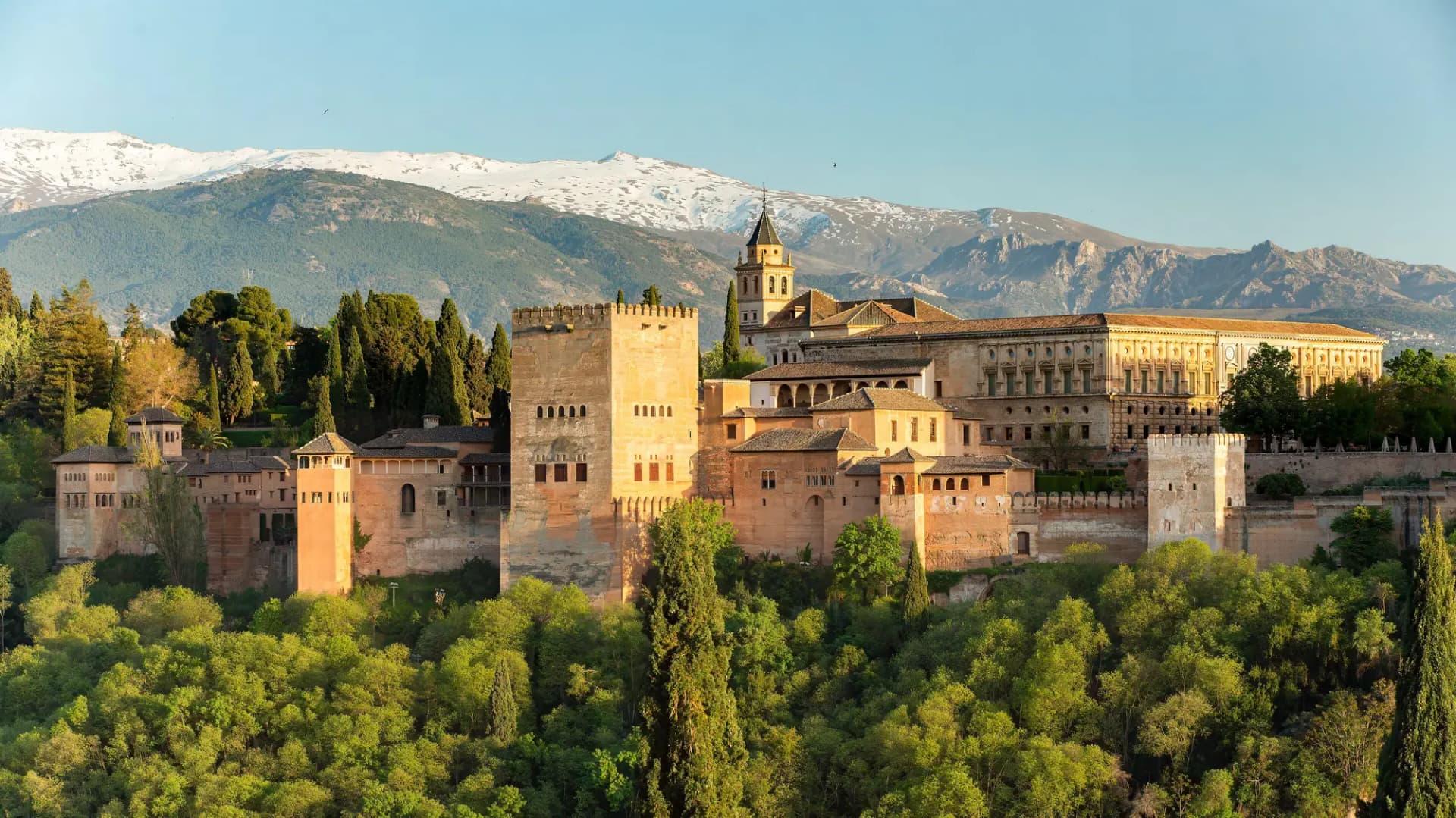 La Alhambra al atardecer desde el mirador de San Nicolás, con Sierra Nevada nevada al fondo