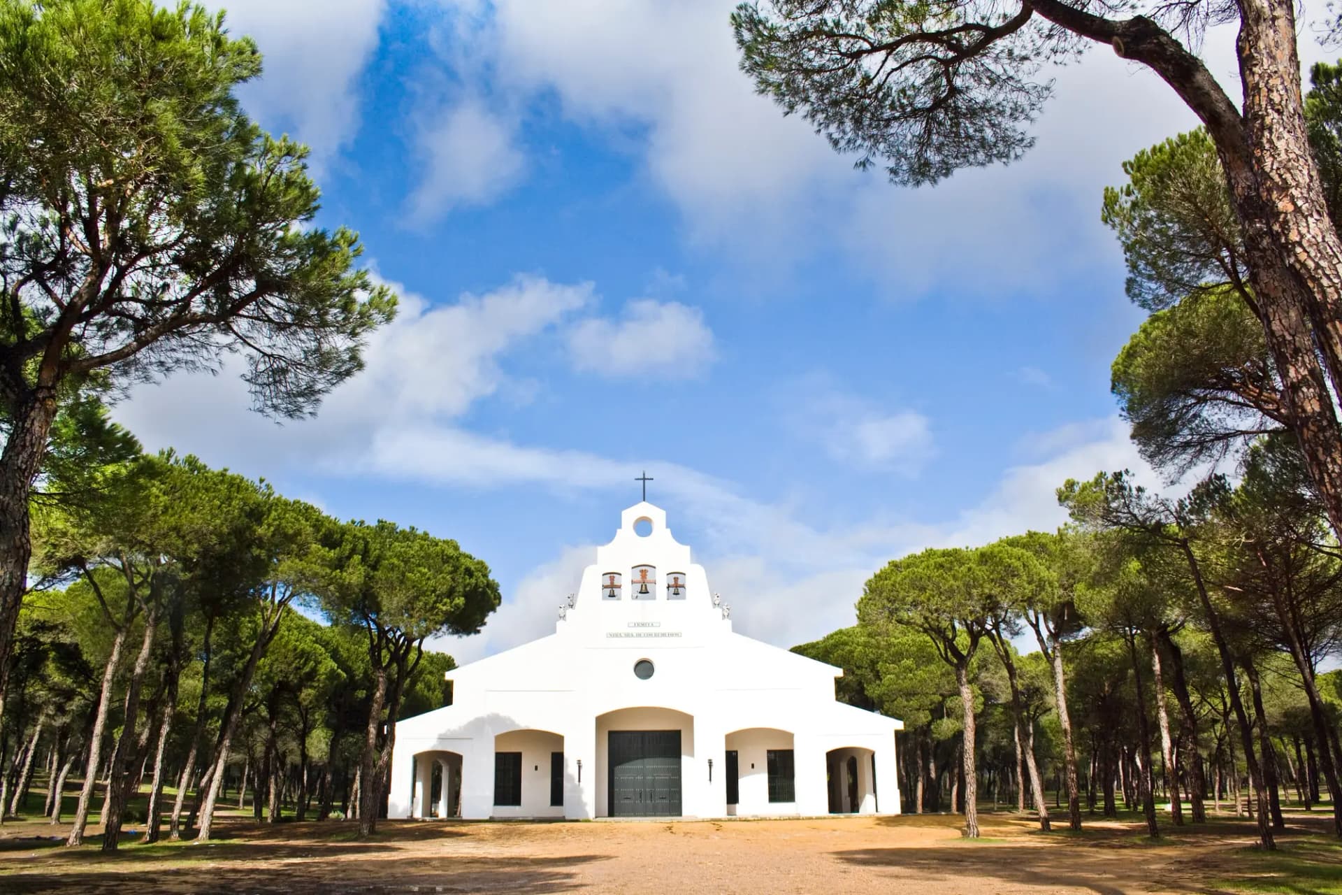 Ermita de Nuestra Señora de los Remedios en Aljaraque, de fachada blanca con espadaña