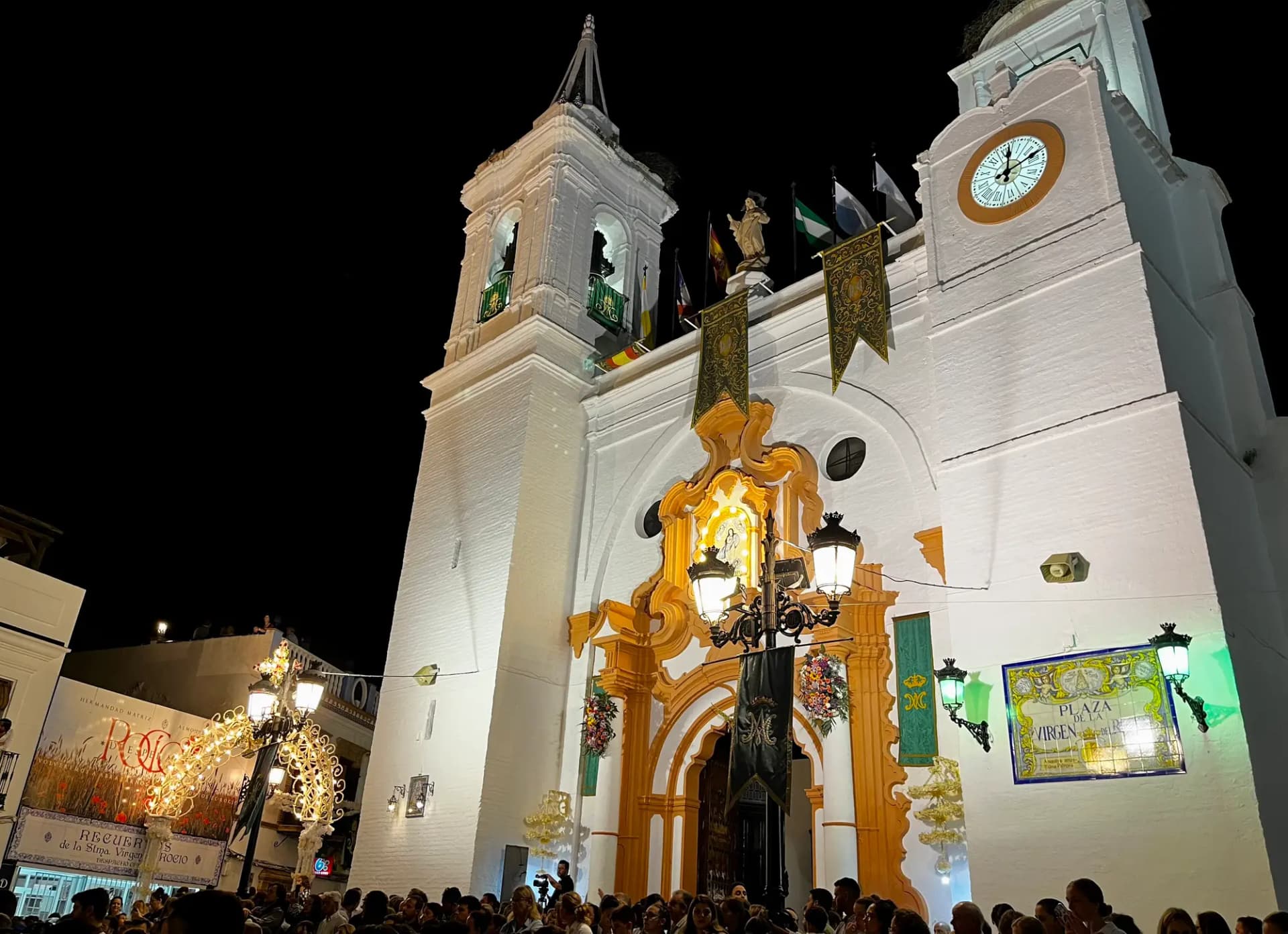 Iglesia parroquial de Nuestra Señora de la Asunción en Almonte, con su torre encalada