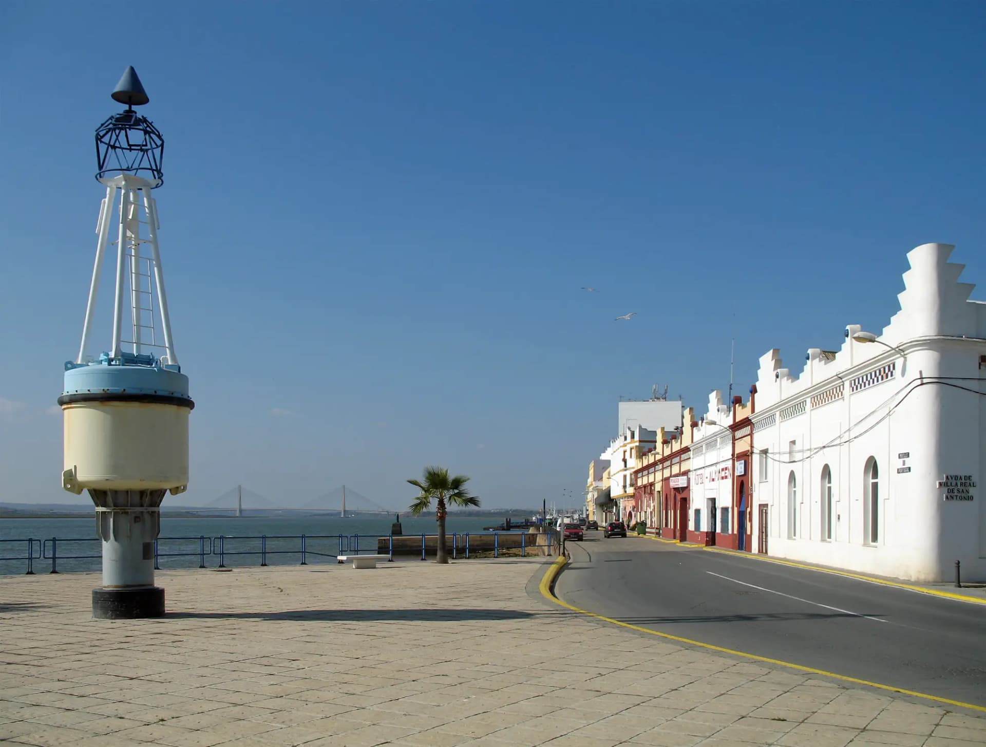 Muelle de Portugal en Ayamonte, con el río Guadiana y el puente internacional al fondo