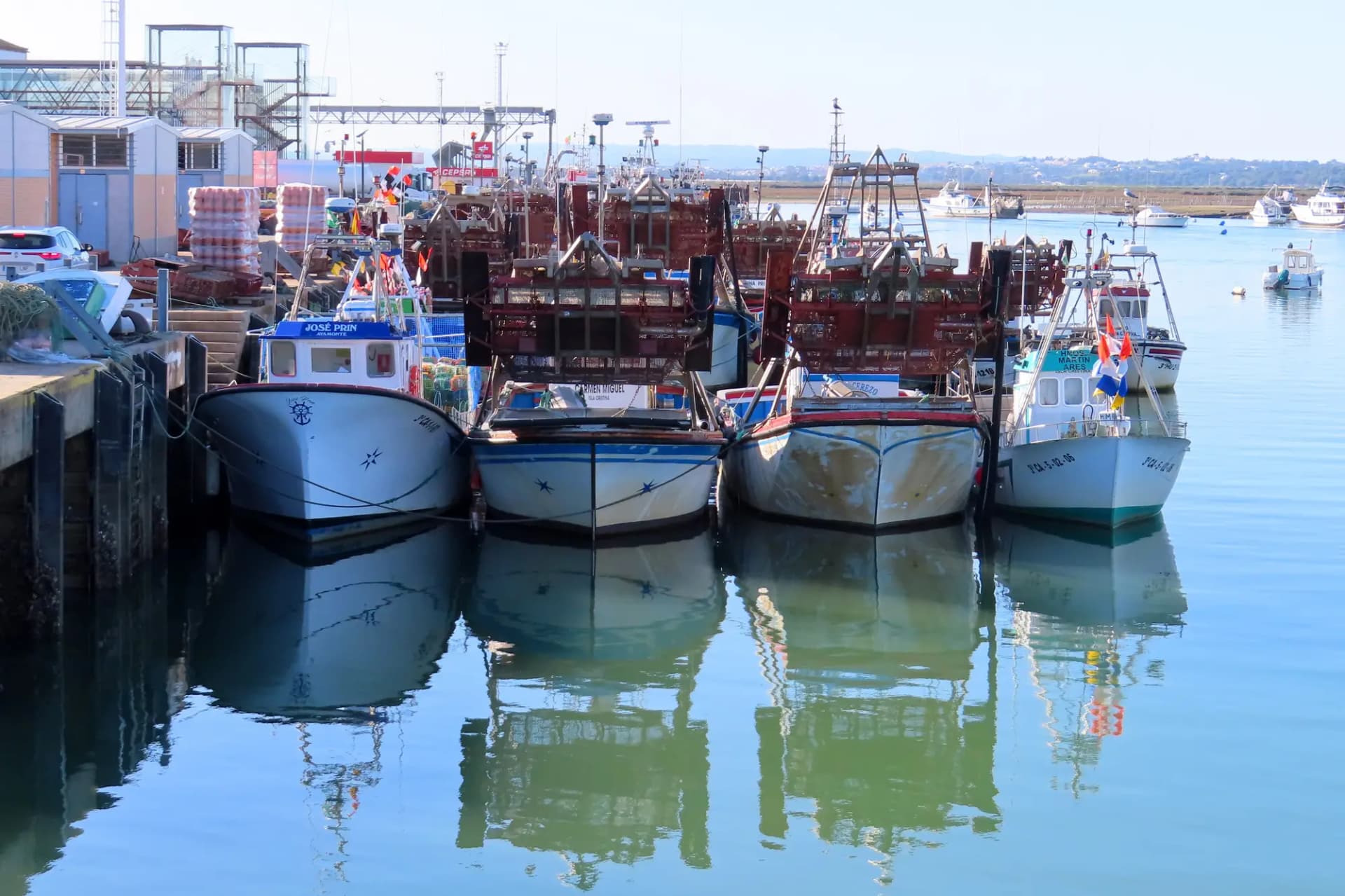 Barcos de pesca amarrados en el puerto de Isla Cristina