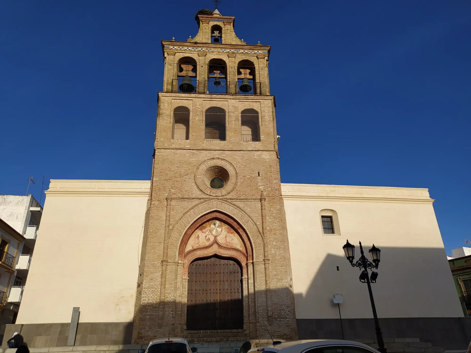 Espadaña de la iglesia de Santo Domingo de Guzmán en Lepe vista desde el oeste