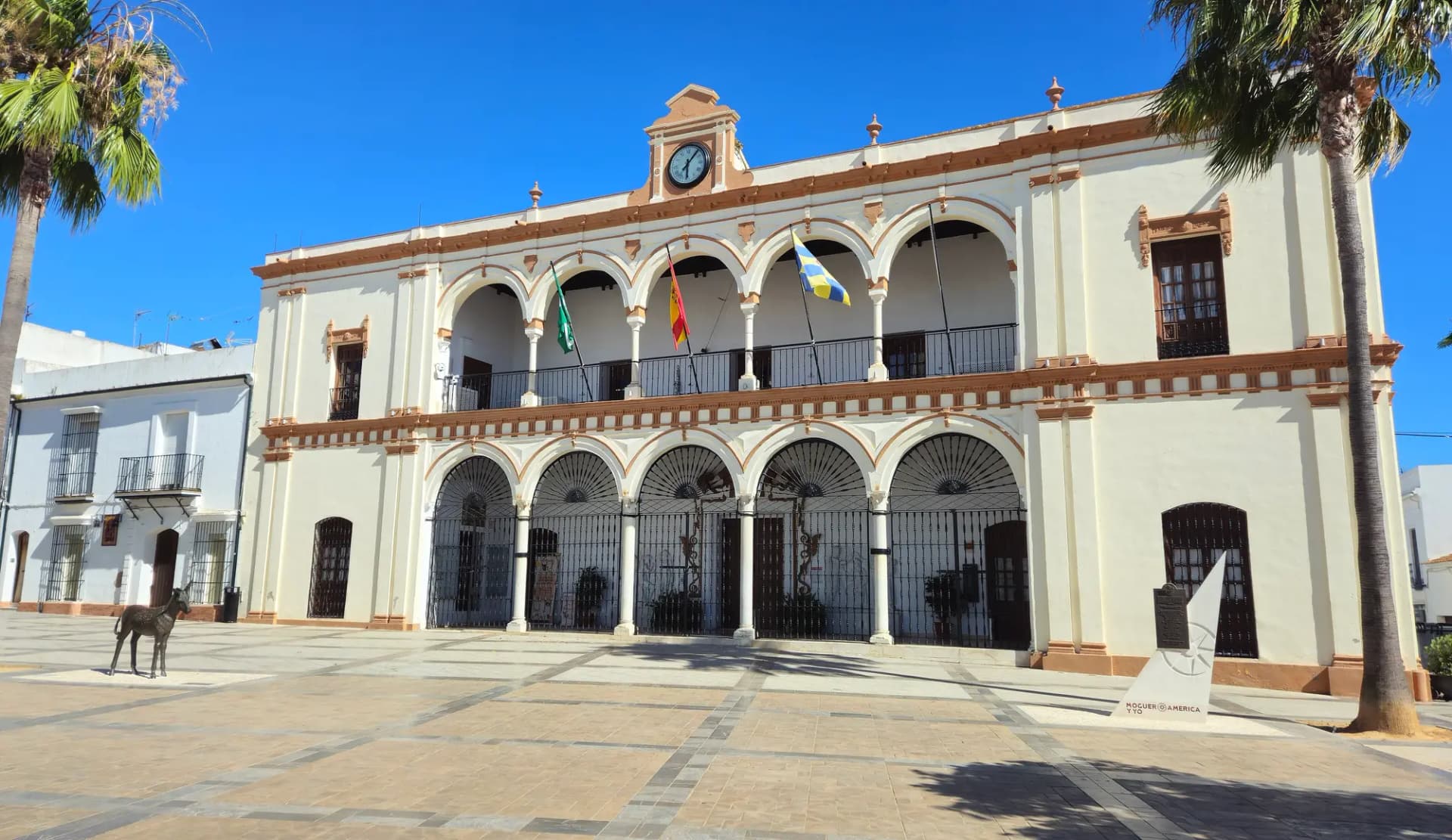 Fachada del Ayuntamiento de Moguer vista desde la plaza del Cabildo