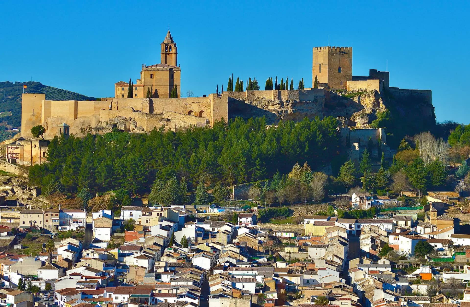 Fortaleza de La Mota sobre el cerro, con la torre de la Iglesia Mayor Abacial y las casas de Alcalá la Real al pie