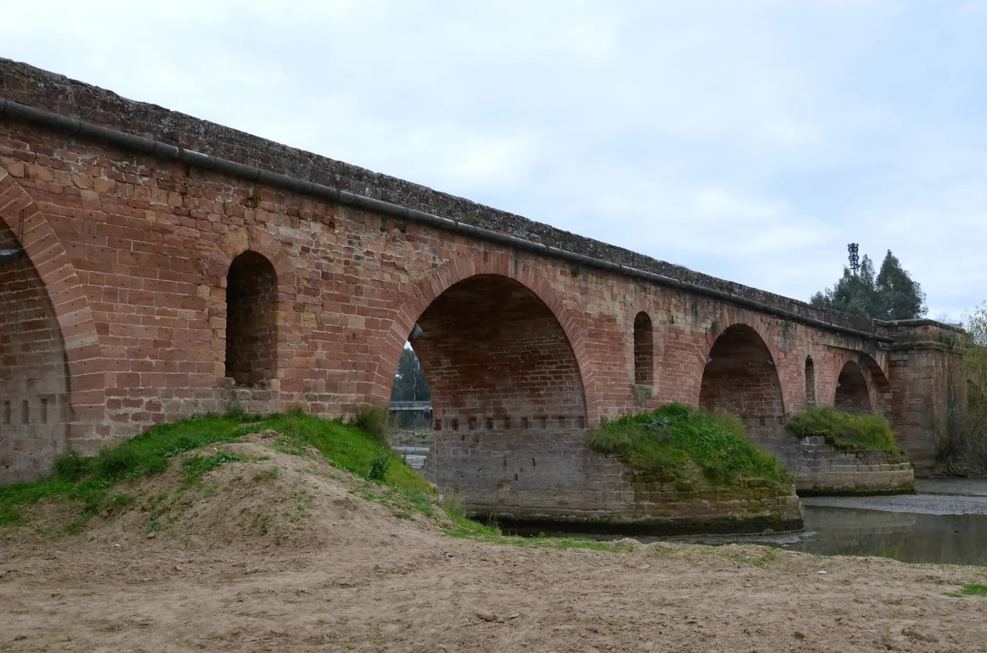 Arcos de ladrillo del puente romano de Andújar sobre el Guadalquivir