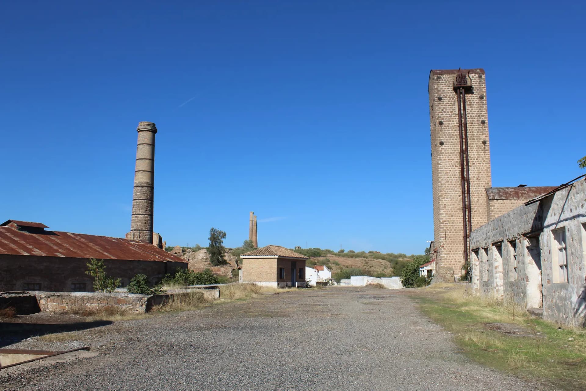 Chimeneas y torre de ladrillo de la antigua Mina-Fundición La Tortilla, en Linares, bajo un cielo azul