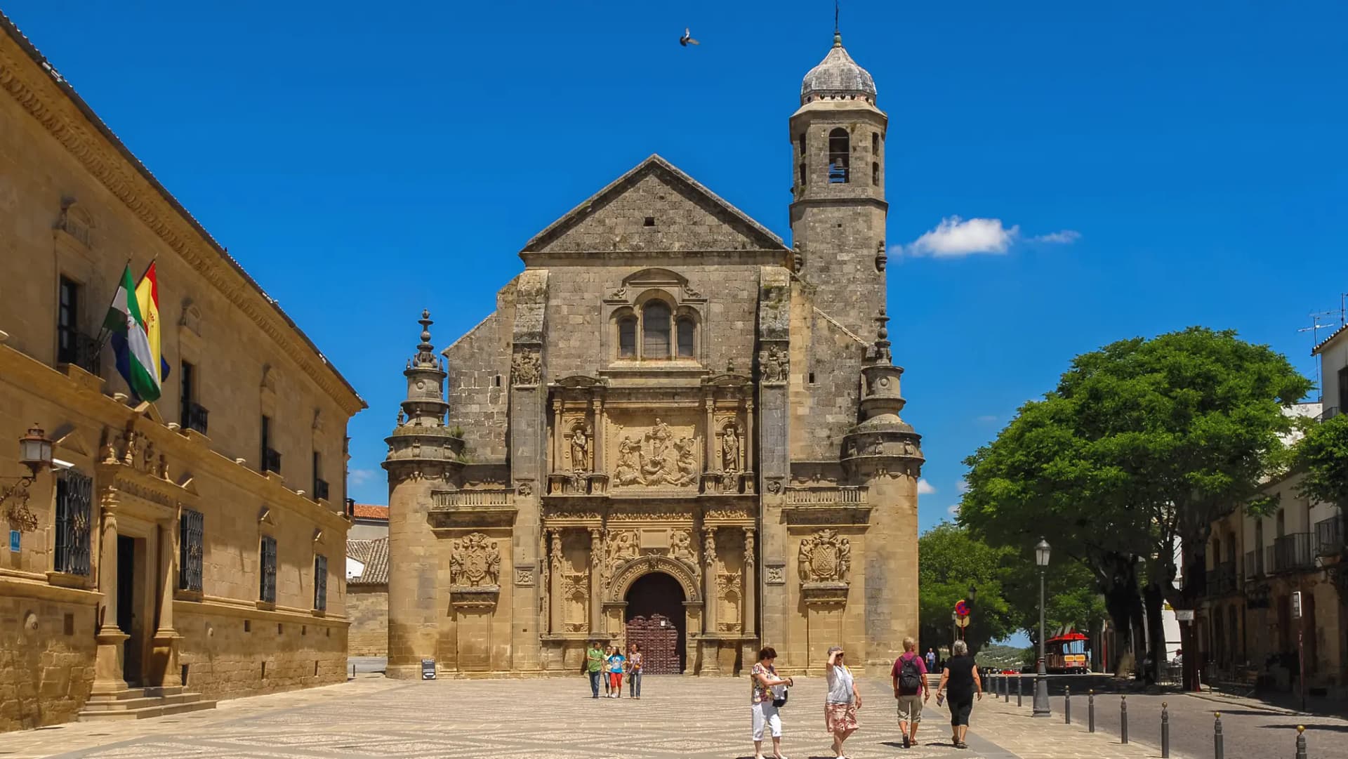 Fachada renacentista de la Sacra Capilla del Salvador en la plaza Vázquez de Molina de Úbeda