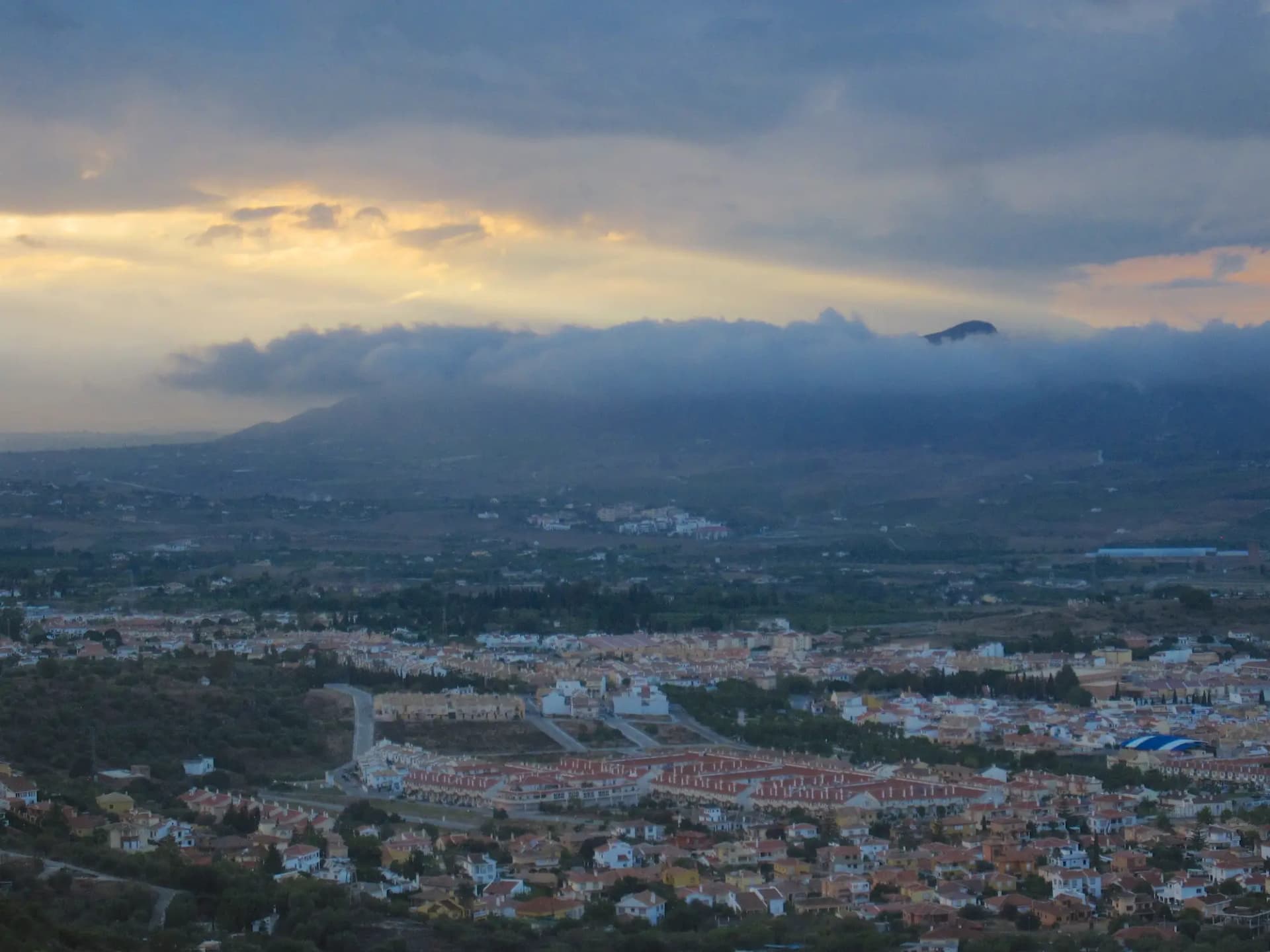 Vista de Alhaurín de la Torre al atardecer con sus urbanizaciones y el valle al fondo