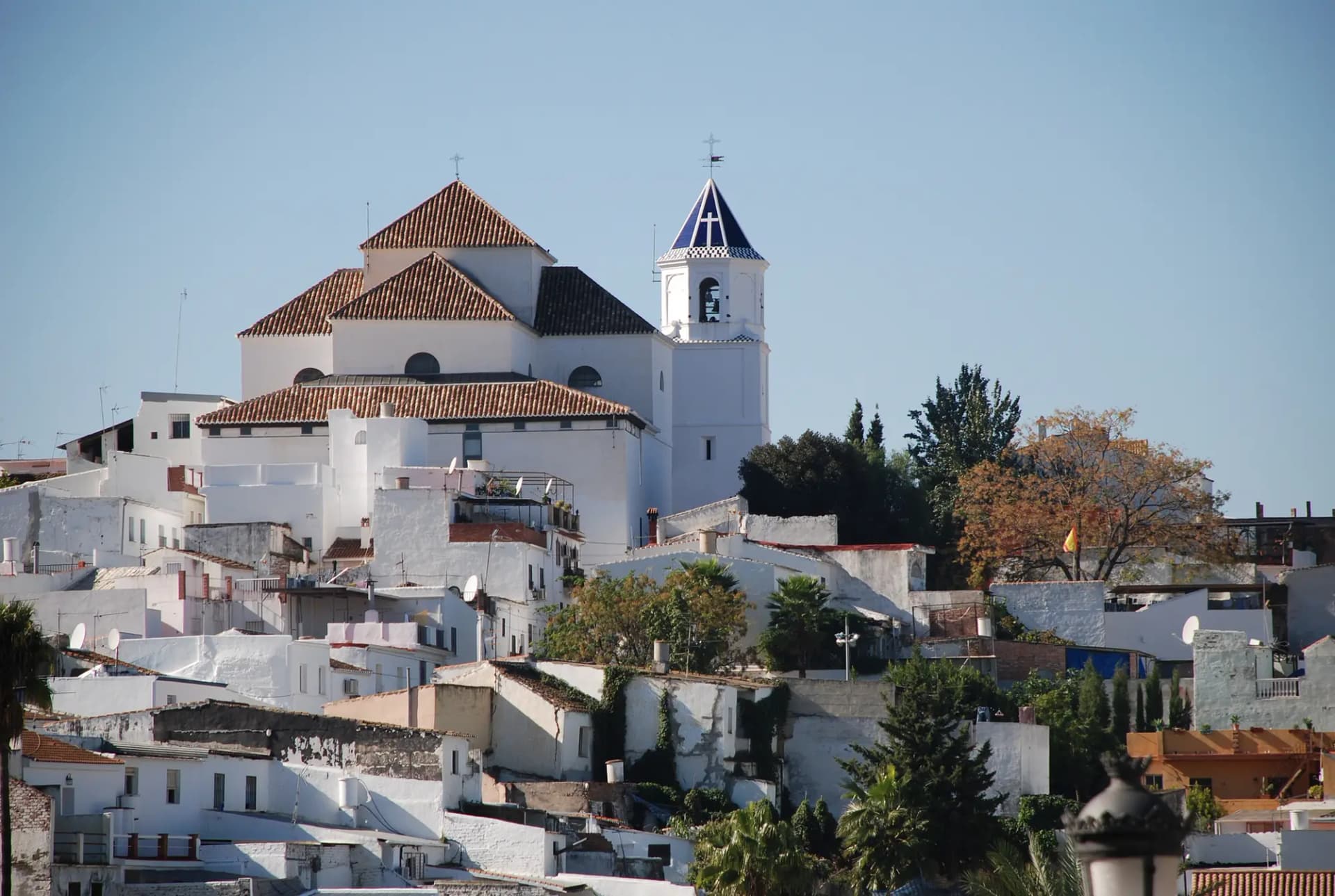 Casas blancas de Alhaurín el Grande con su iglesia en lo alto